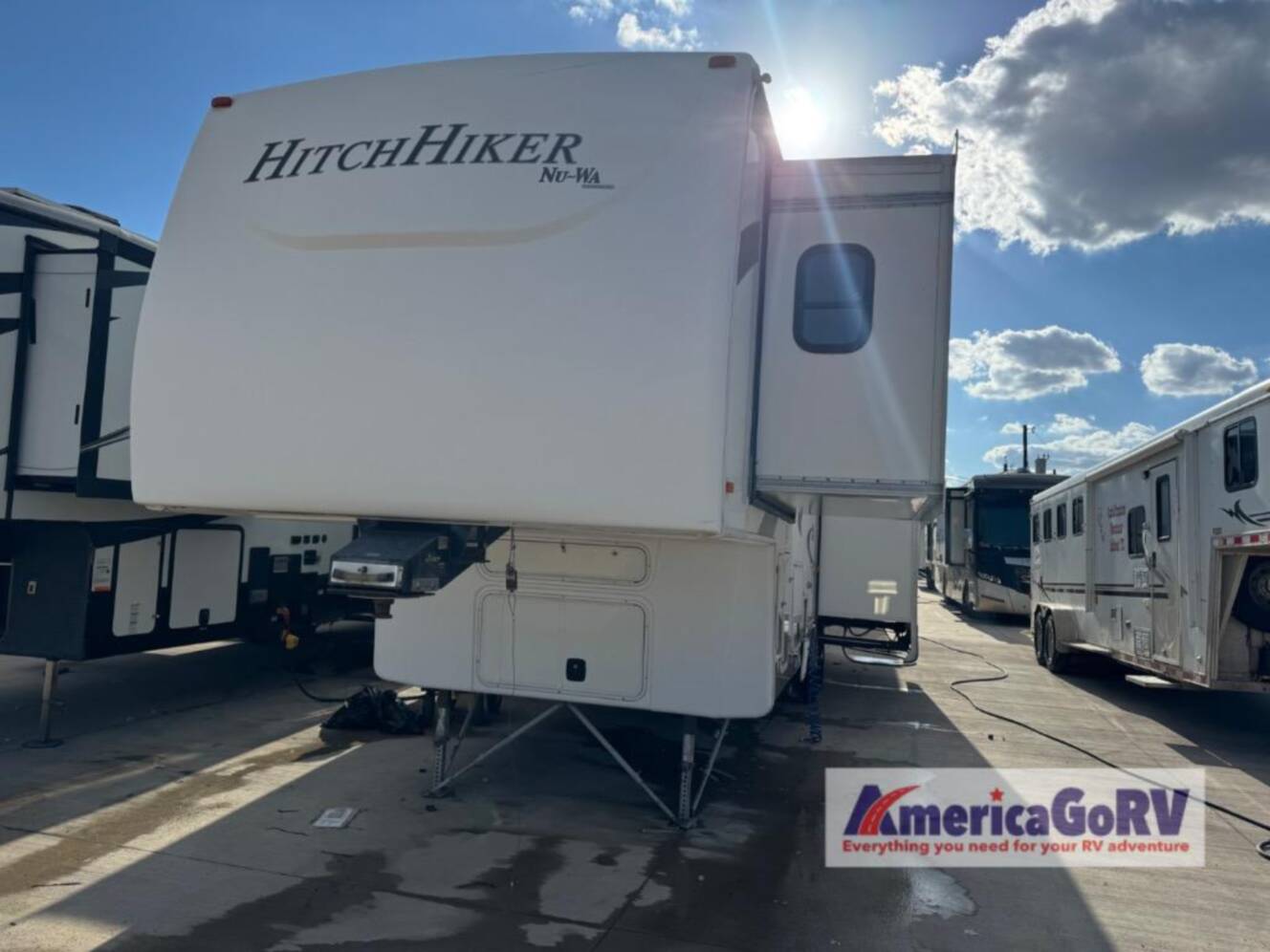 A photo of this 2012 Nuwa HitchHiker Discover America 330 FK