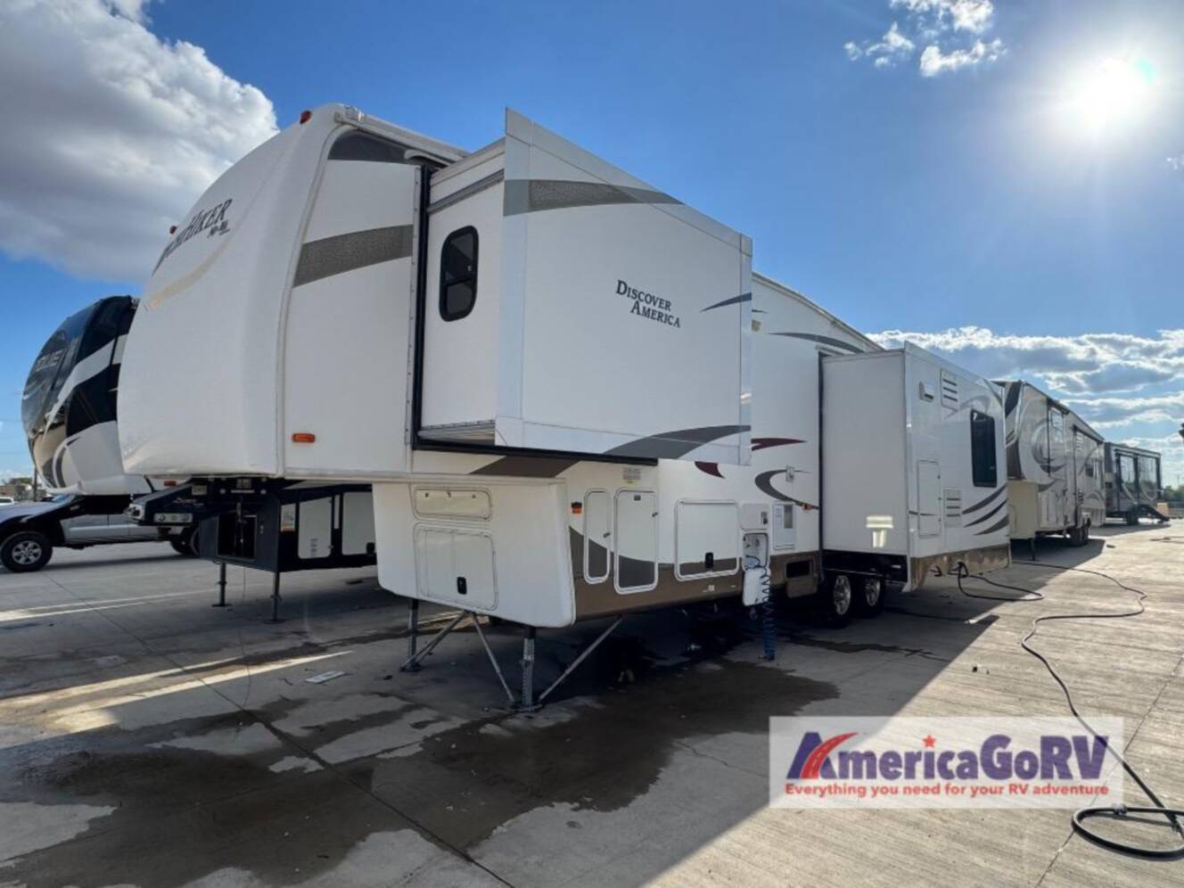 A photo of this 2012 Nuwa HitchHiker Discover America 330 FK