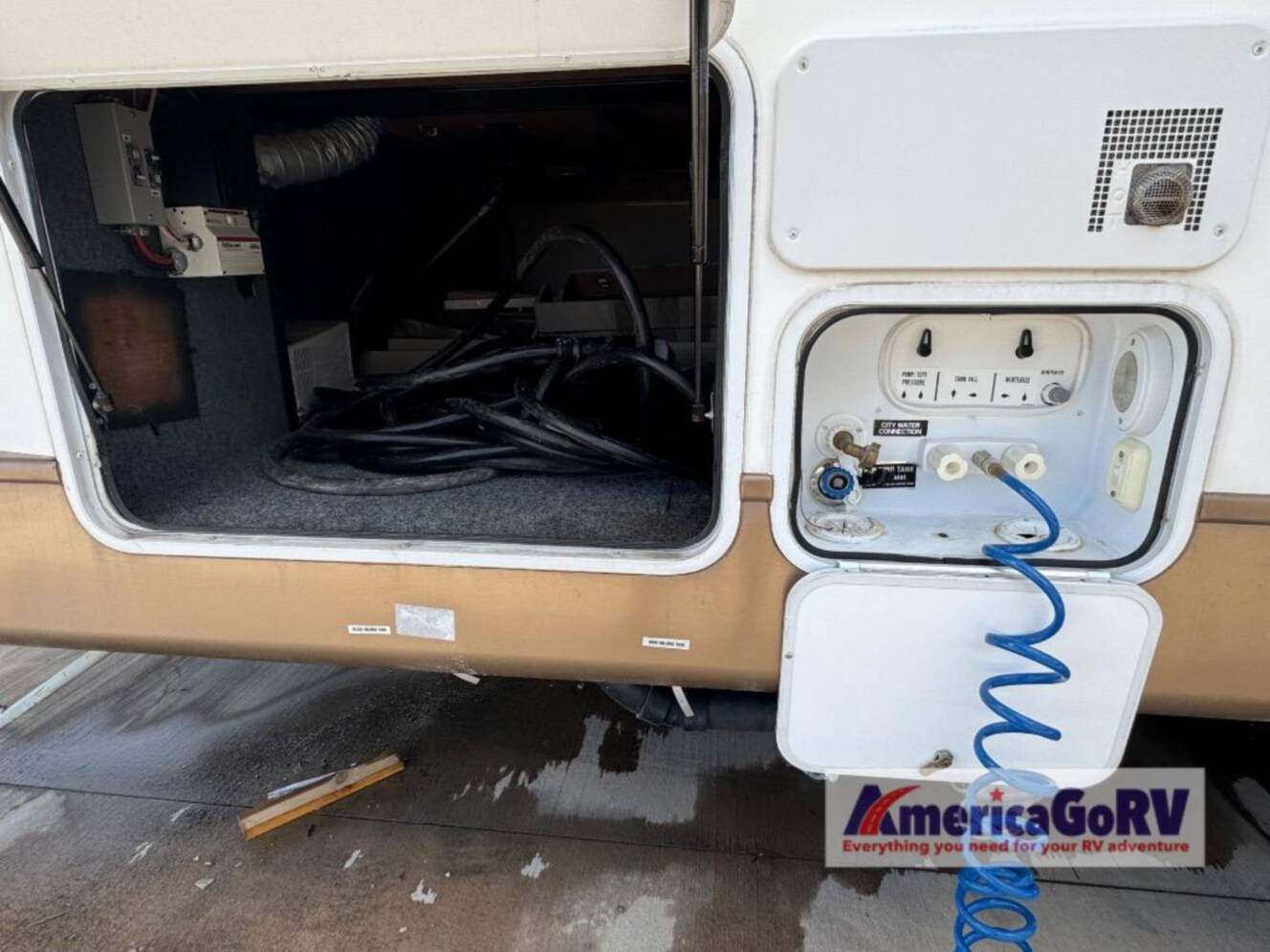 A photo of this 2012 Nuwa HitchHiker Discover America 330 FK