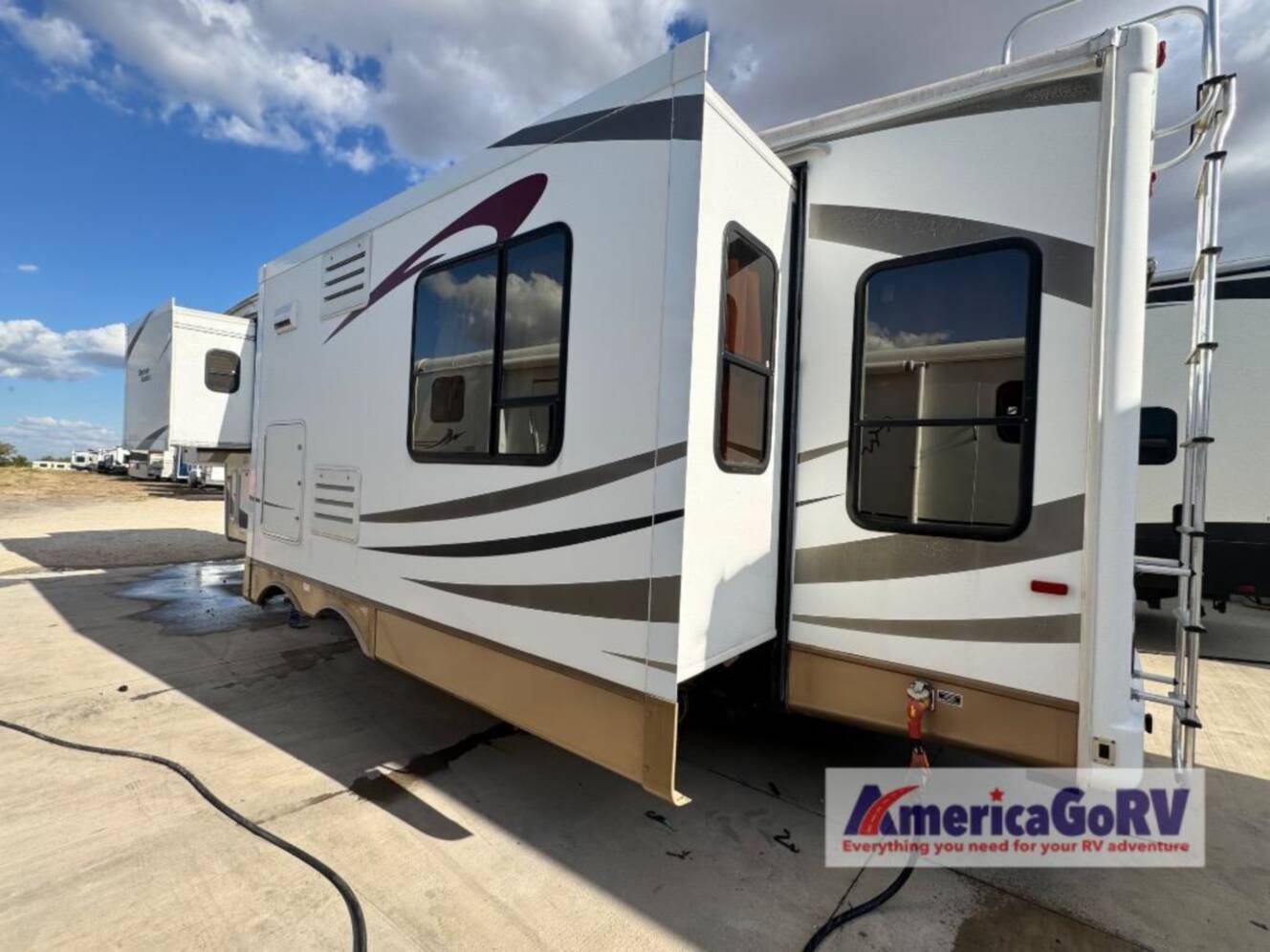 A photo of this 2012 Nuwa HitchHiker Discover America 330 FK
