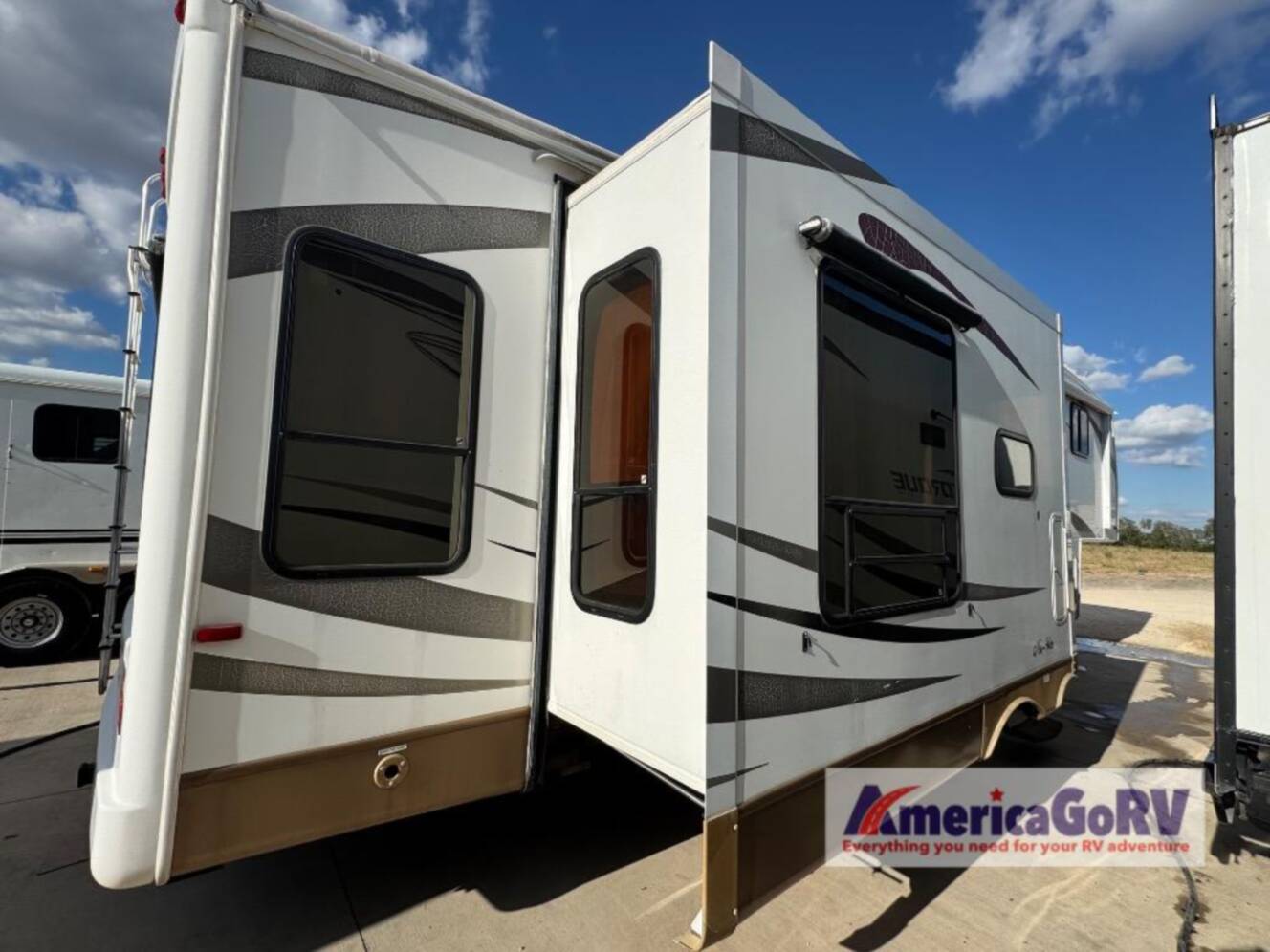 A photo of this 2012 Nuwa HitchHiker Discover America 330 FK