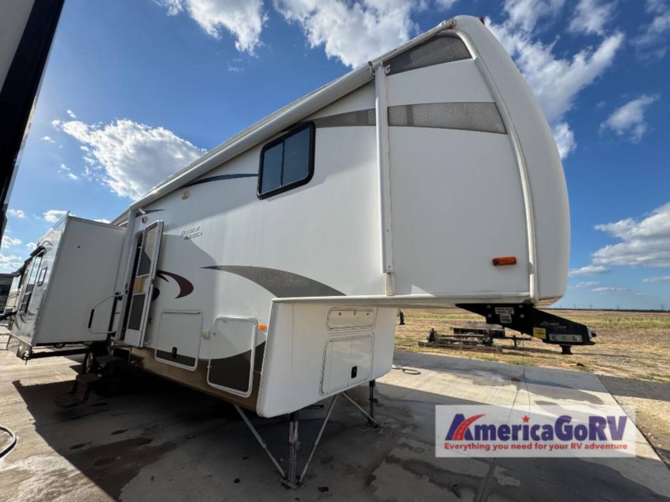 A photo of this 2012 Nuwa HitchHiker Discover America 330 FK
