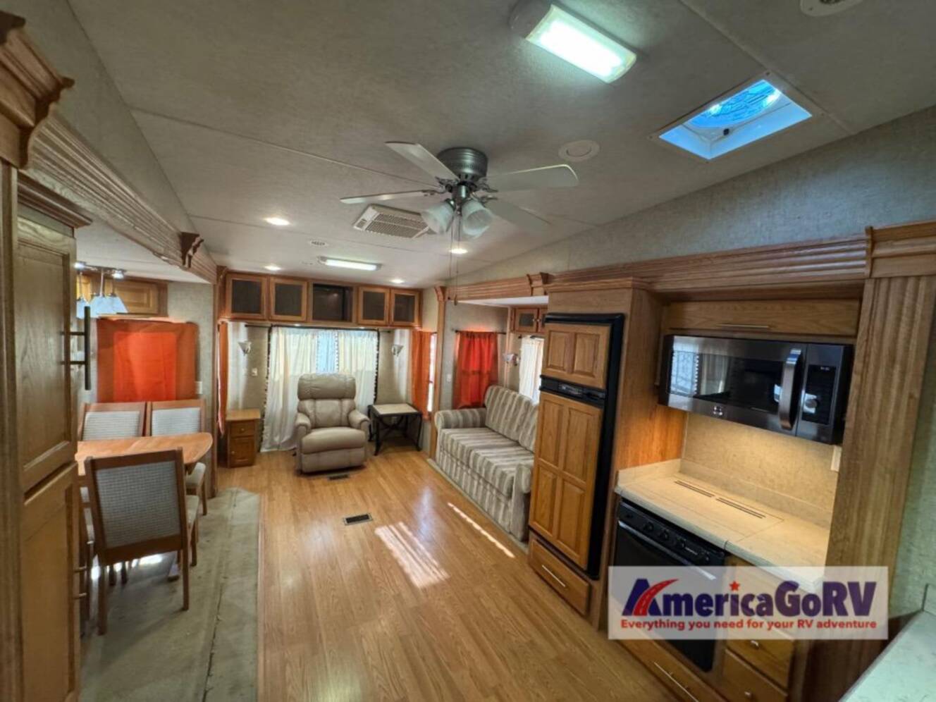 A photo of this 2012 Nuwa HitchHiker Discover America 330 FK
