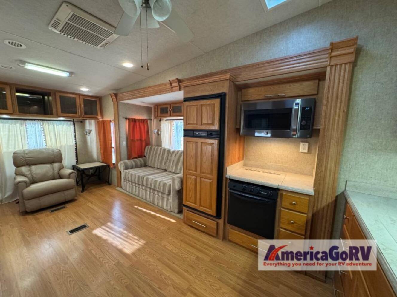 A photo of this 2012 Nuwa HitchHiker Discover America 330 FK