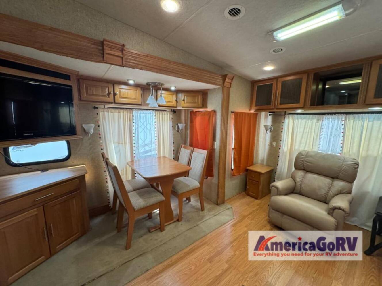 A photo of this 2012 Nuwa HitchHiker Discover America 330 FK