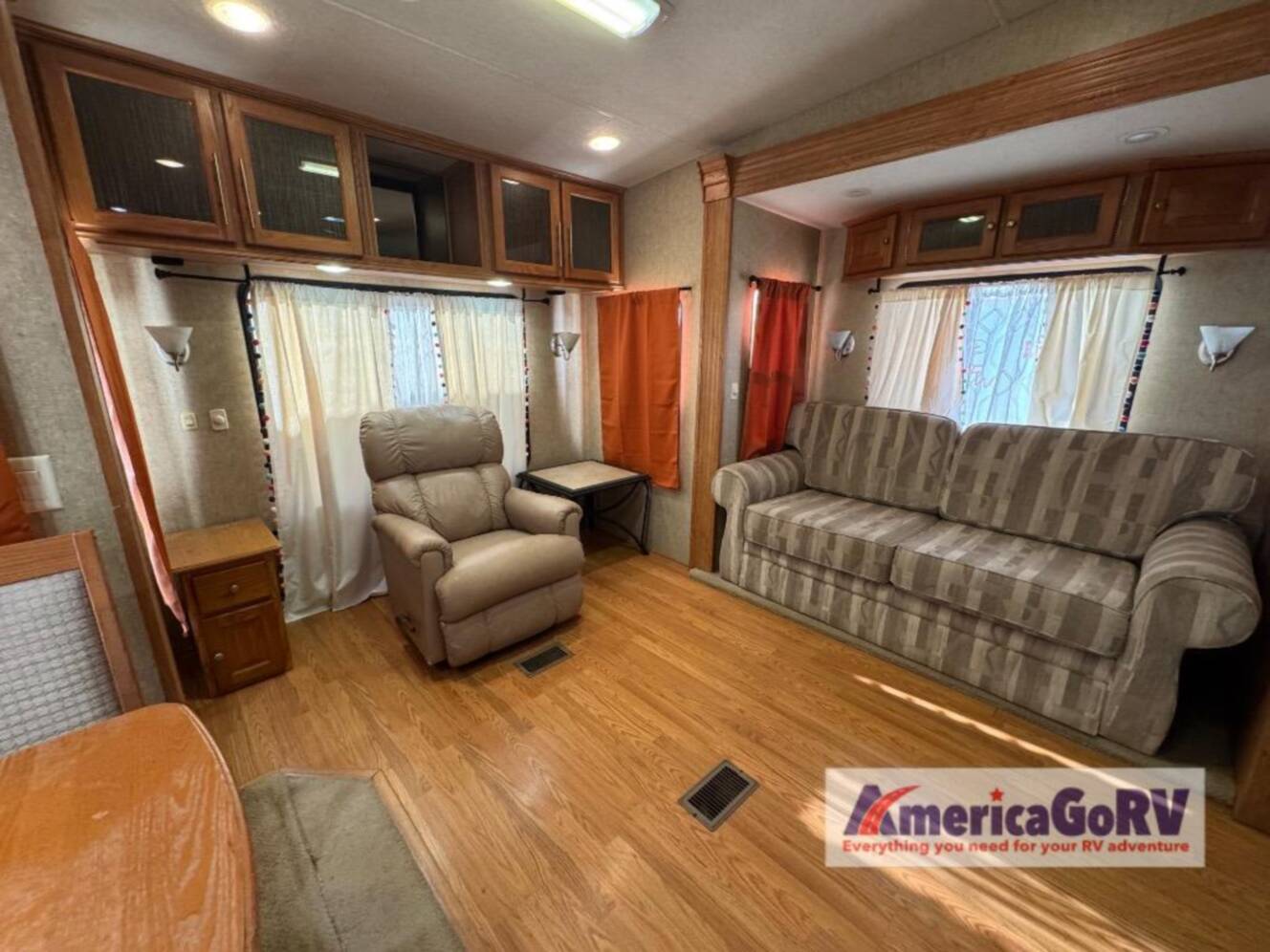 A photo of this 2012 Nuwa HitchHiker Discover America 330 FK