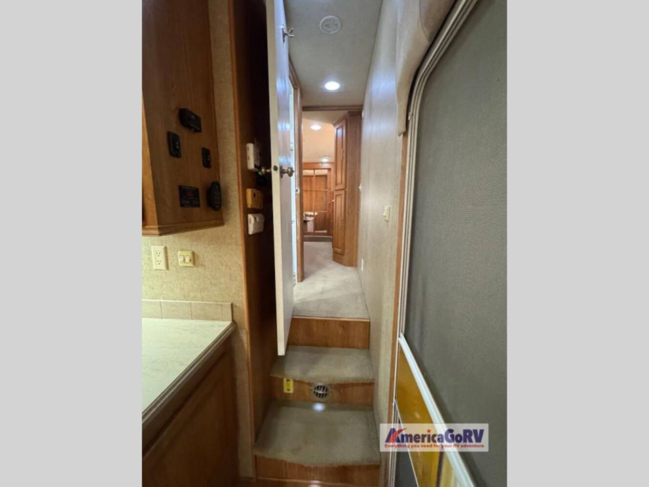 A photo of this 2012 Nuwa HitchHiker Discover America 330 FK