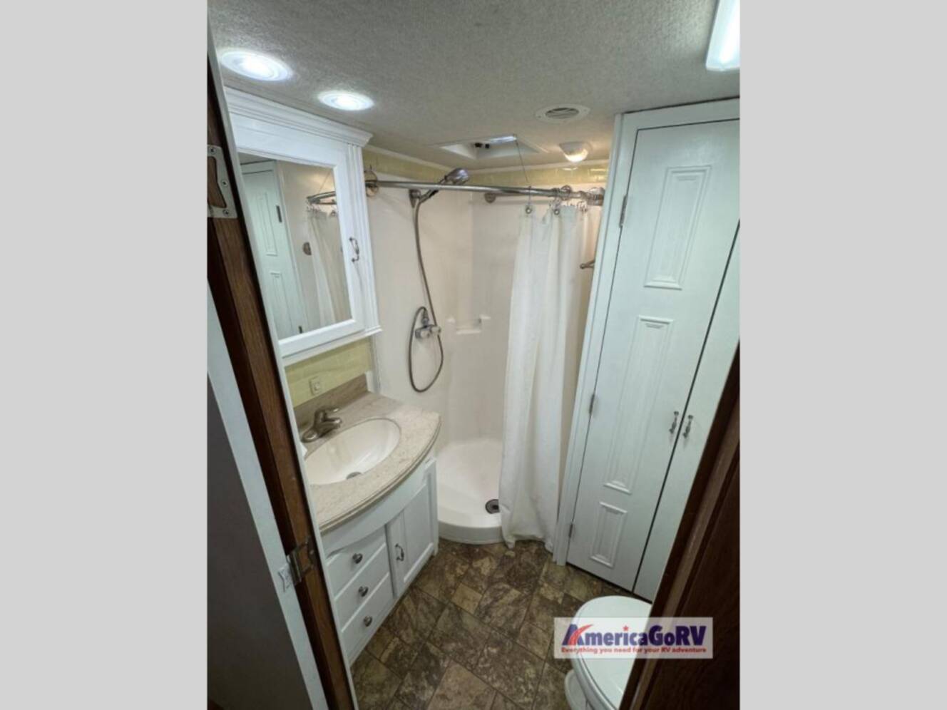 A photo of this 2012 Nuwa HitchHiker Discover America 330 FK