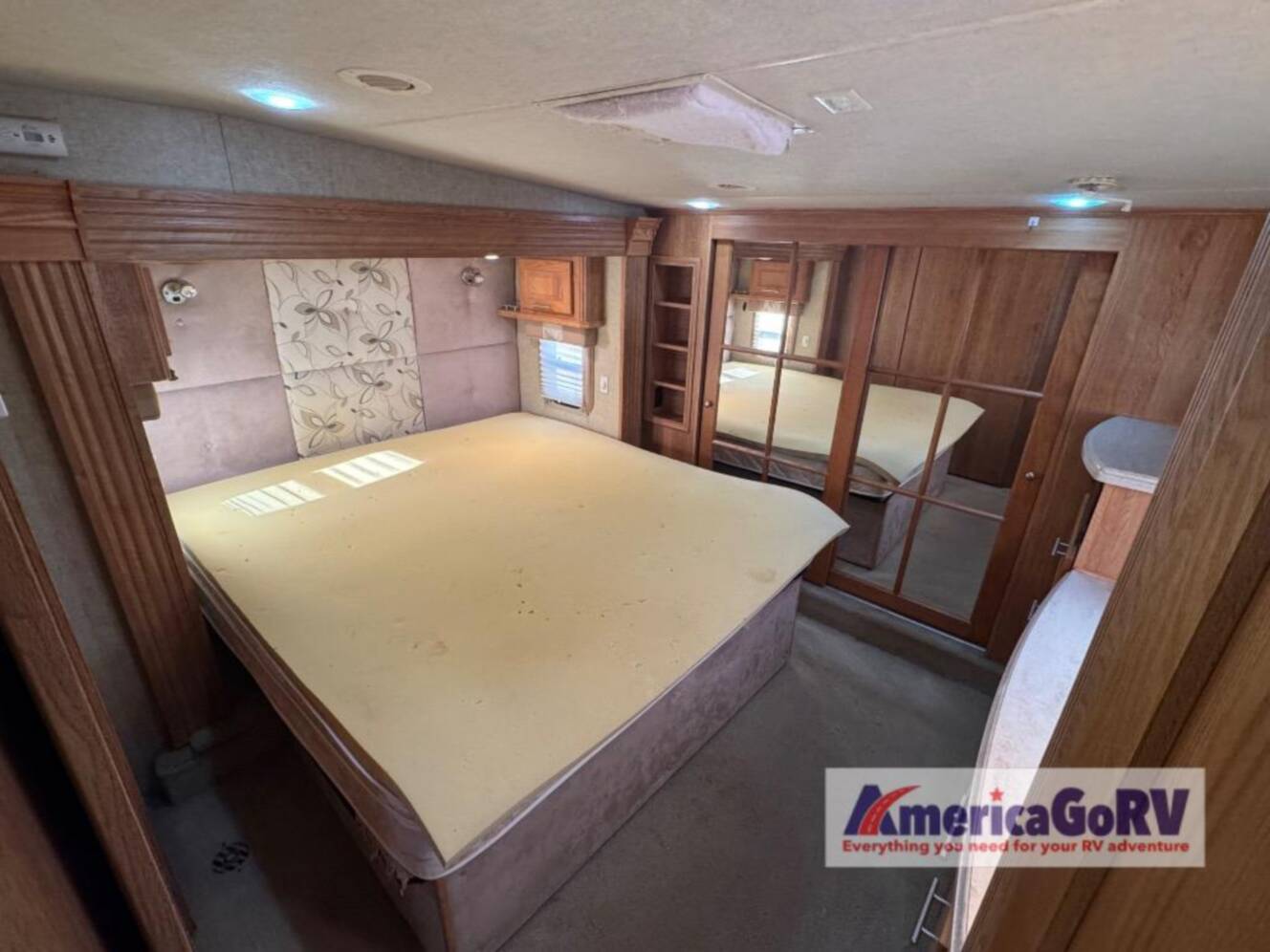 A photo of this 2012 Nuwa HitchHiker Discover America 330 FK