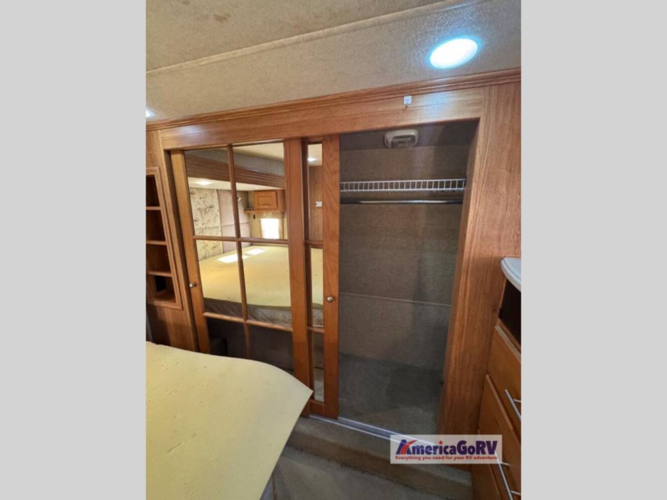 A photo of this 2012 Nuwa HitchHiker Discover America 330 FK
