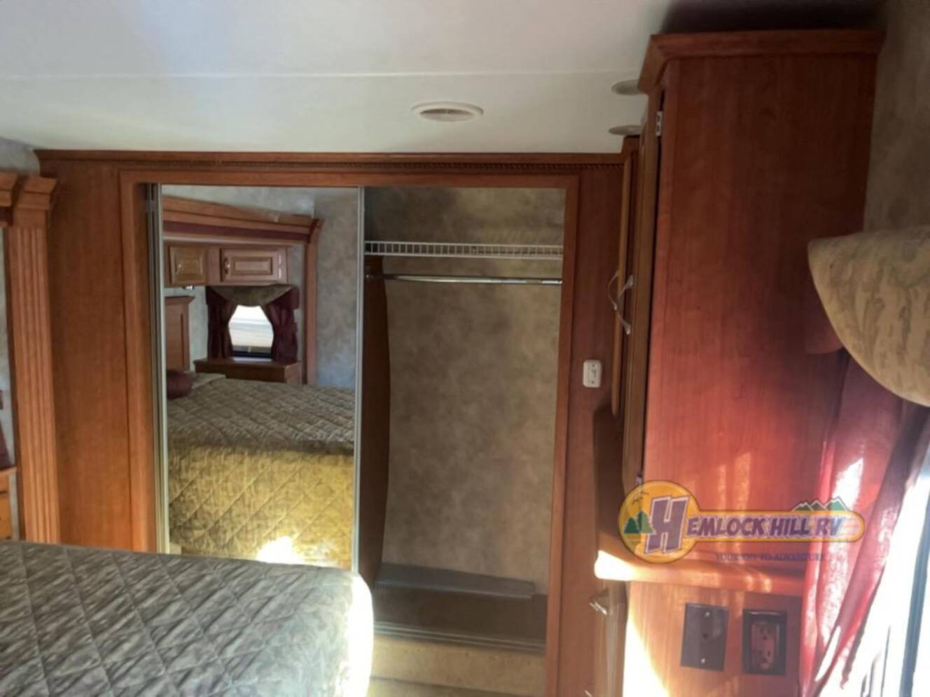 A photo of this 2009 Nuwa HitchHiker LS 32 5 FKSBG