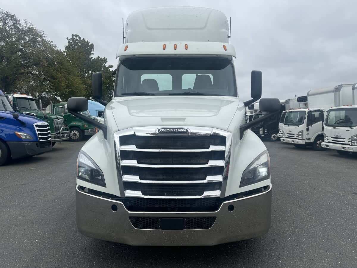 2019 Freightliner Cascadia 126" Day cab photo 2