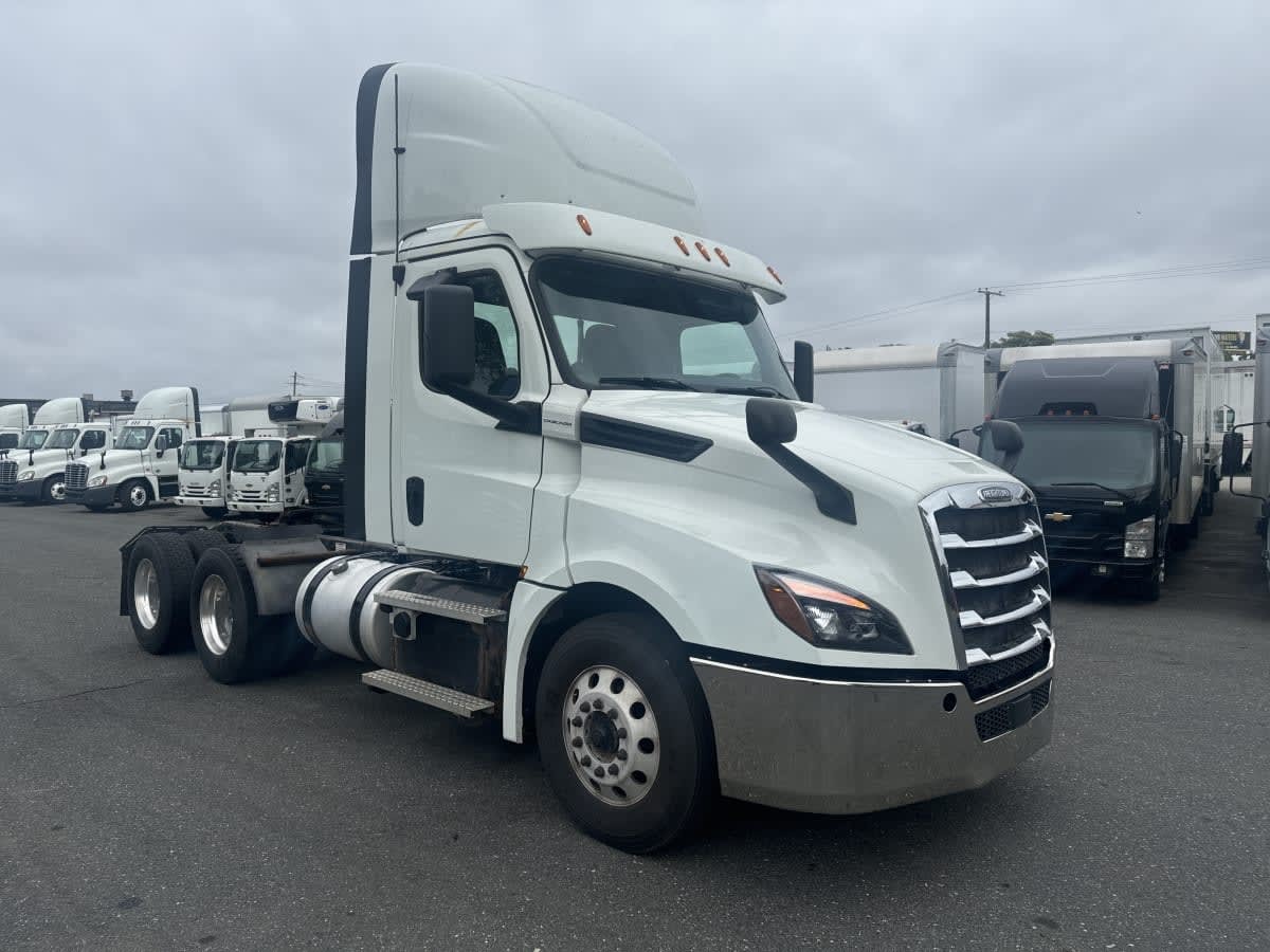 2019 Freightliner Cascadia 126" Day cab photo 3
