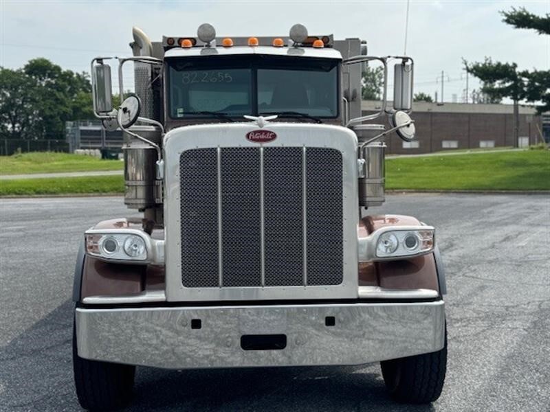 2023 Peterbilt 389 photo 2