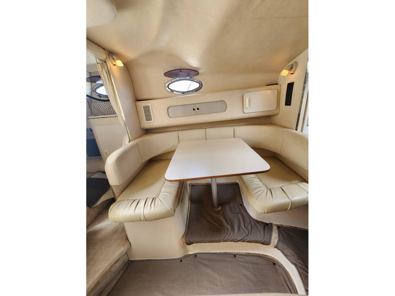A photo of this 1999 Sea Ray 270 Sundancer