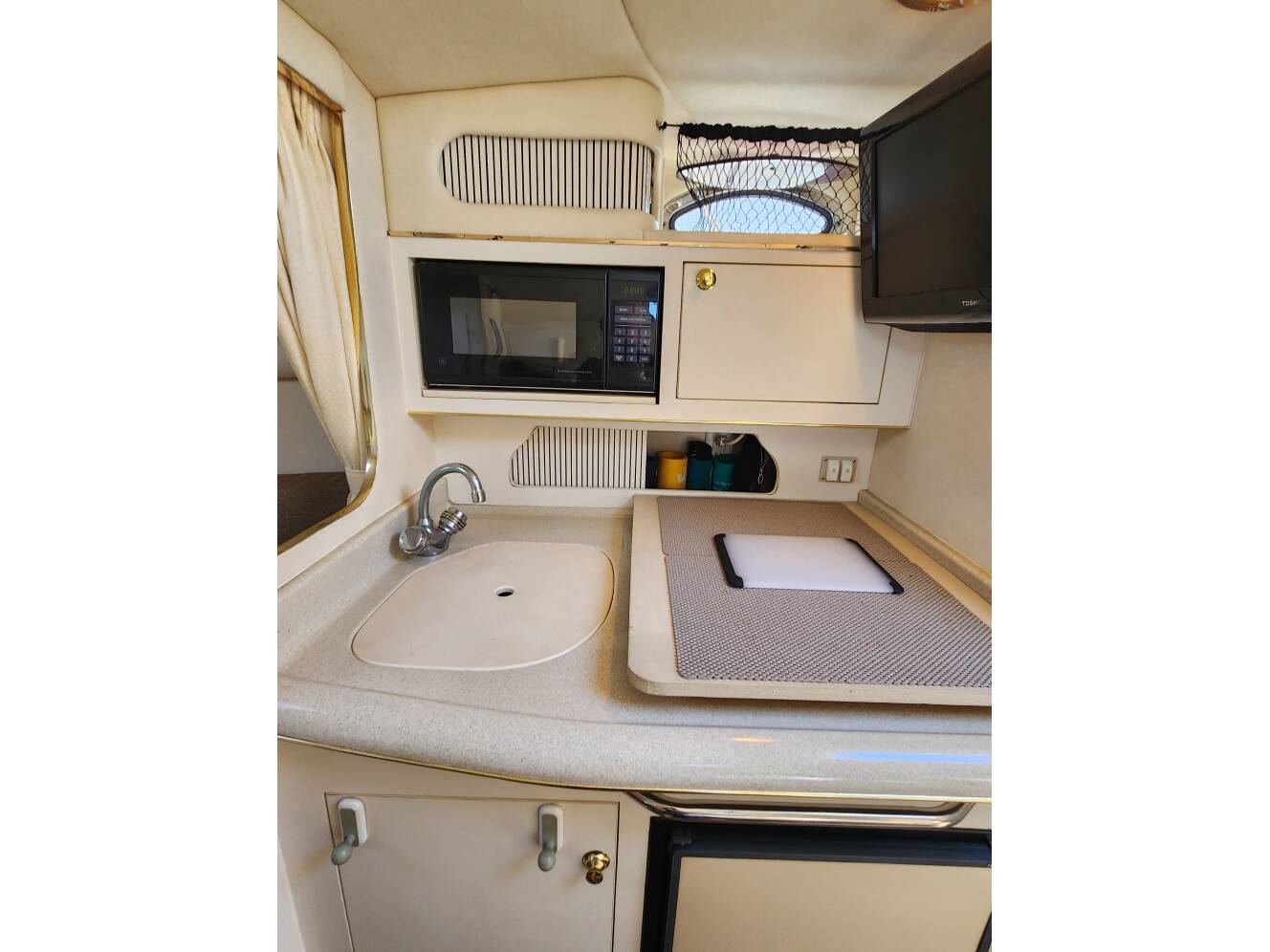 A photo of this 1999 Sea Ray 270 Sundancer