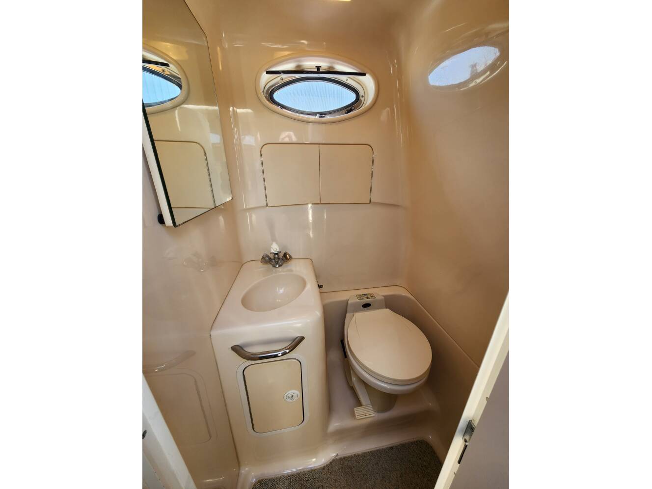 A photo of this 1999 Sea Ray 270 Sundancer