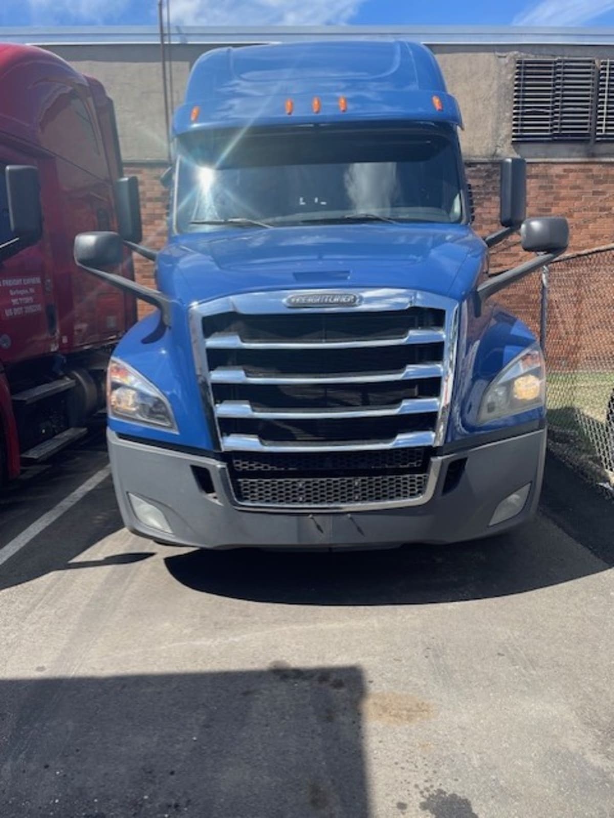 2019 Freightliner Cascadia 126" Sleeper Cab photo 2