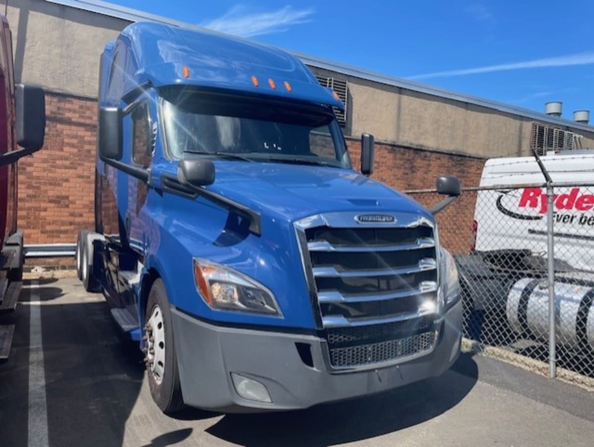 2019 Freightliner Cascadia 126" Sleeper Cab photo 3