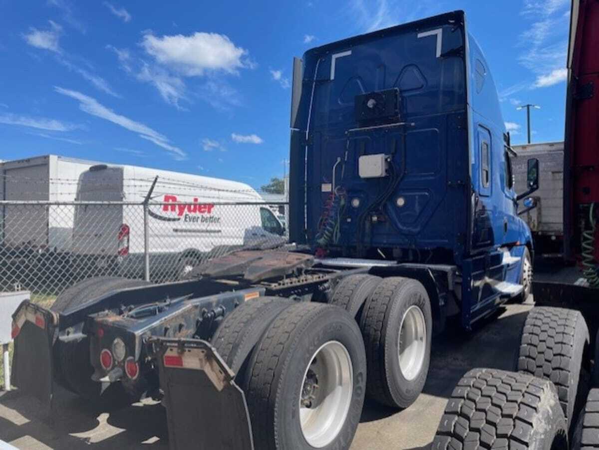 2019 Freightliner Cascadia 126" Sleeper Cab photo 4