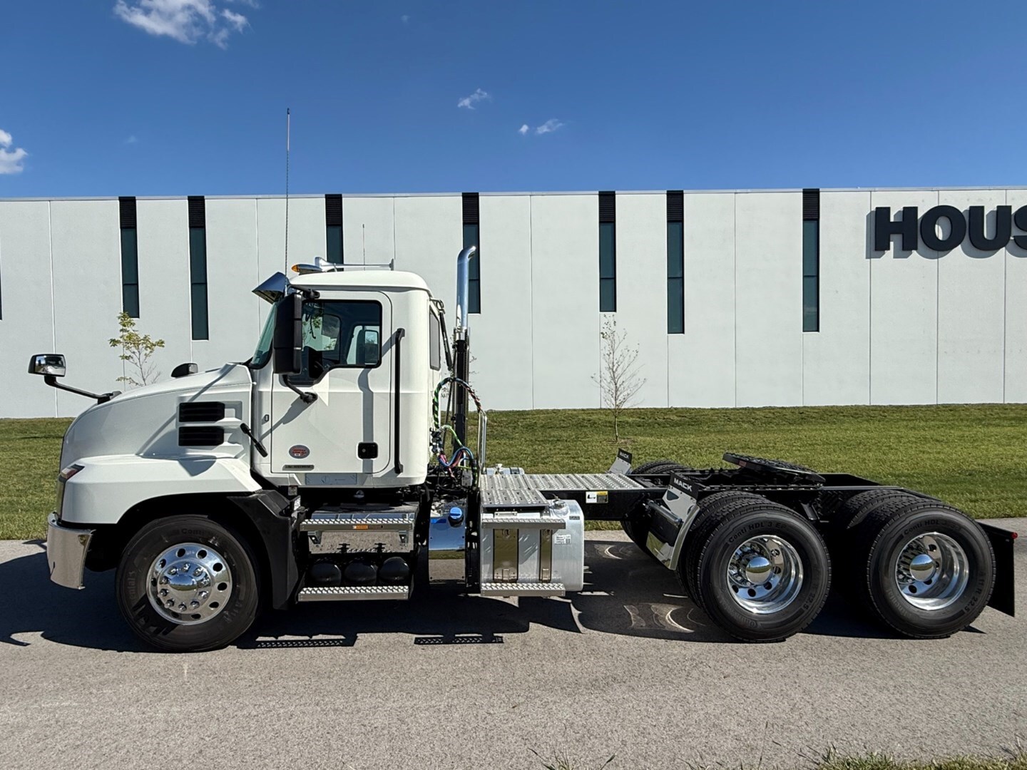 2026 Mack Anthem photo 2