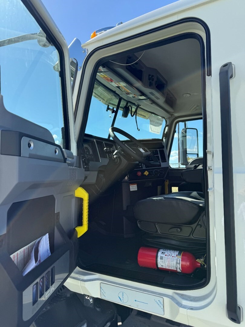 2026 Mack Anthem photo 3