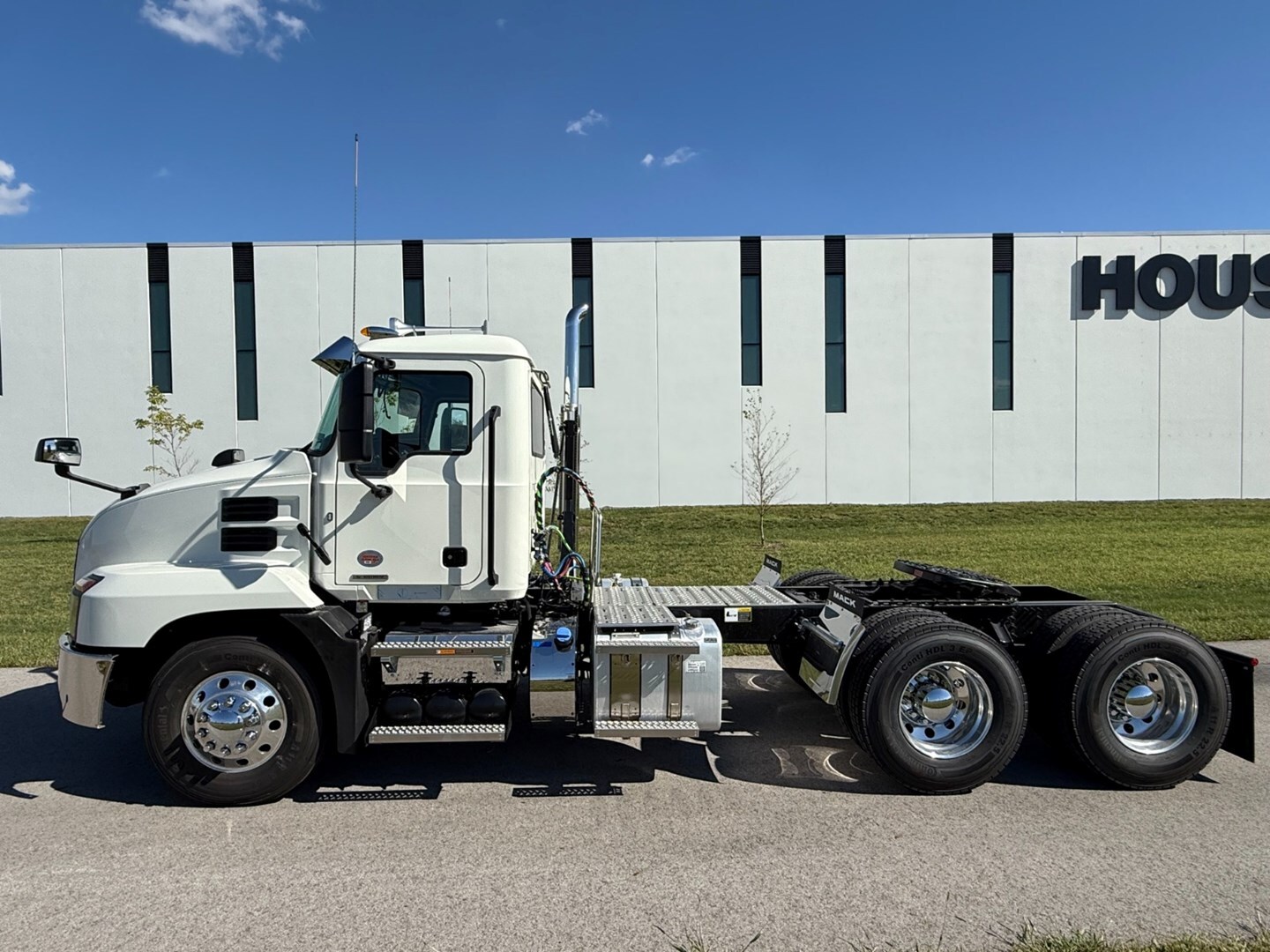 2026 Mack Anthem photo 2