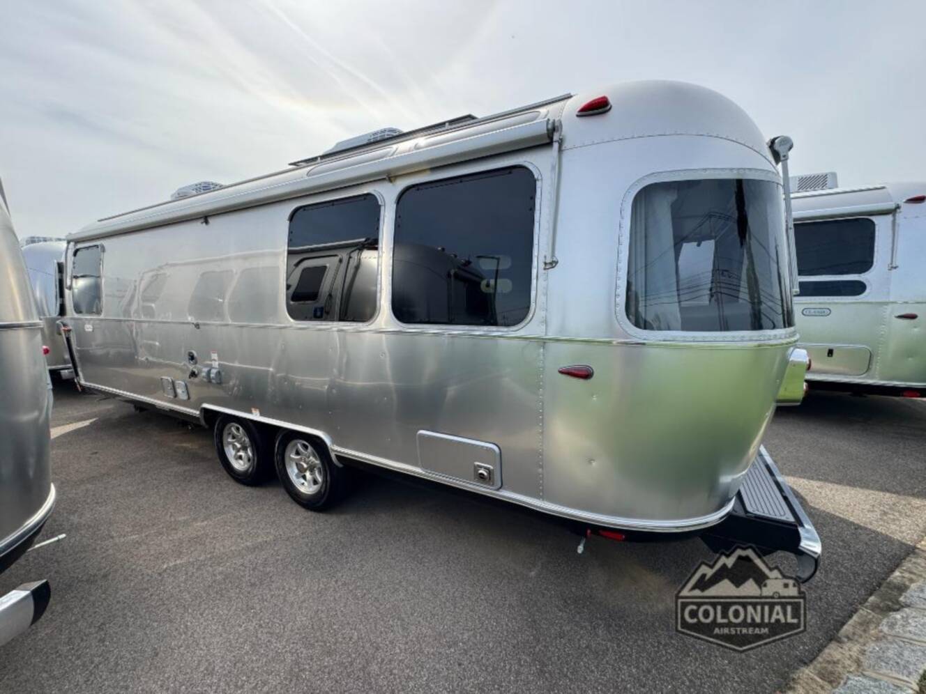 A photo of this 2026 Airstream Flying Cloud 27FBQ Queen Hatch