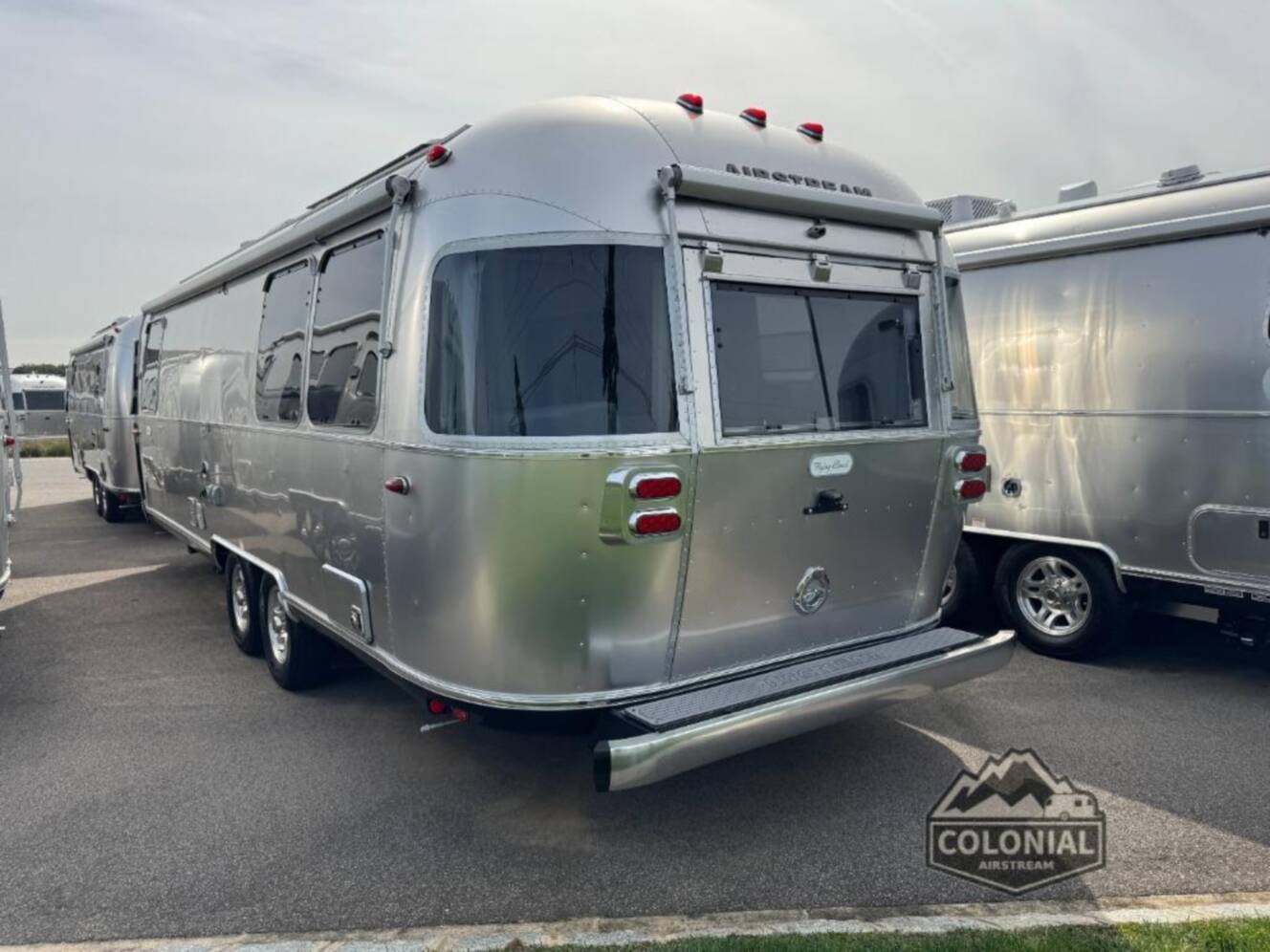 A photo of this 2026 Airstream Flying Cloud 27FBQ Queen Hatch
