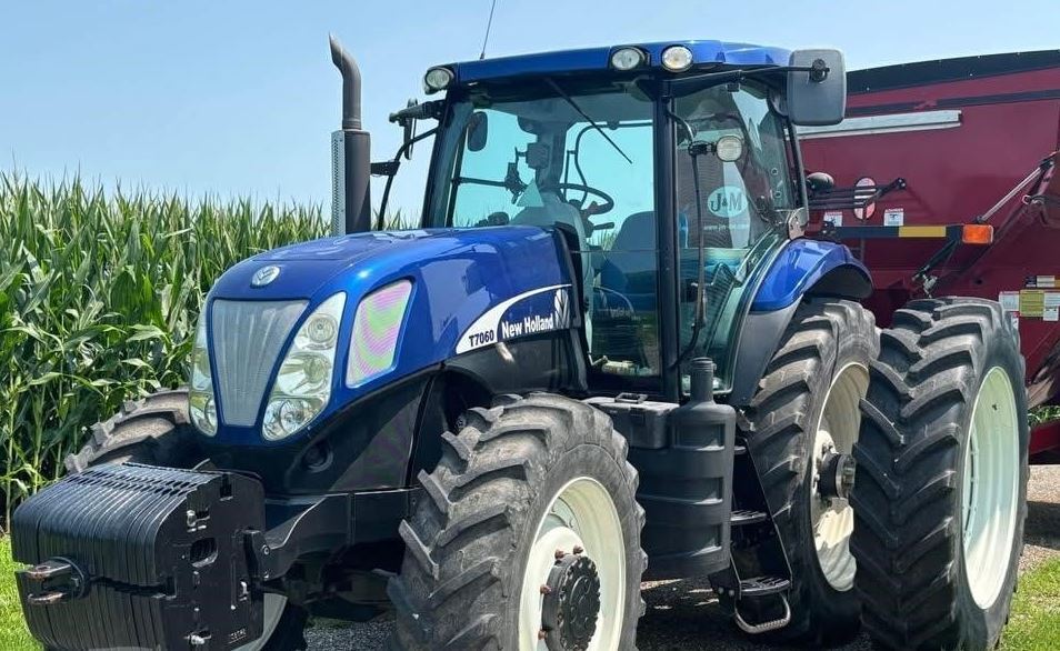 2010 NEW HOLLAND T7060 in Trivoli, IL