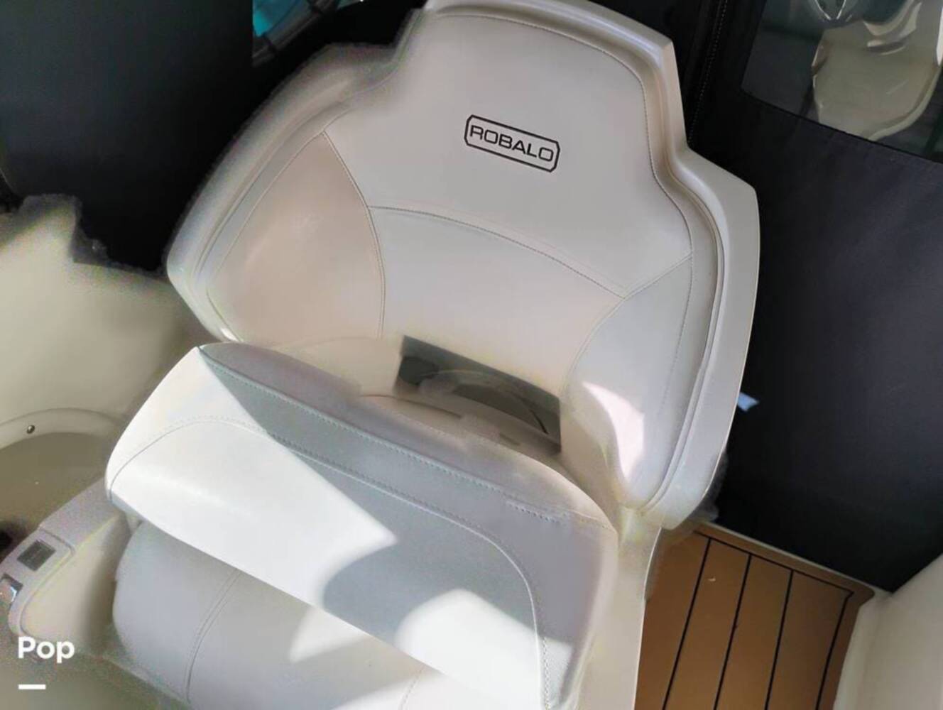 A photo of this 2014 Robalo 305 WALKAROUND
