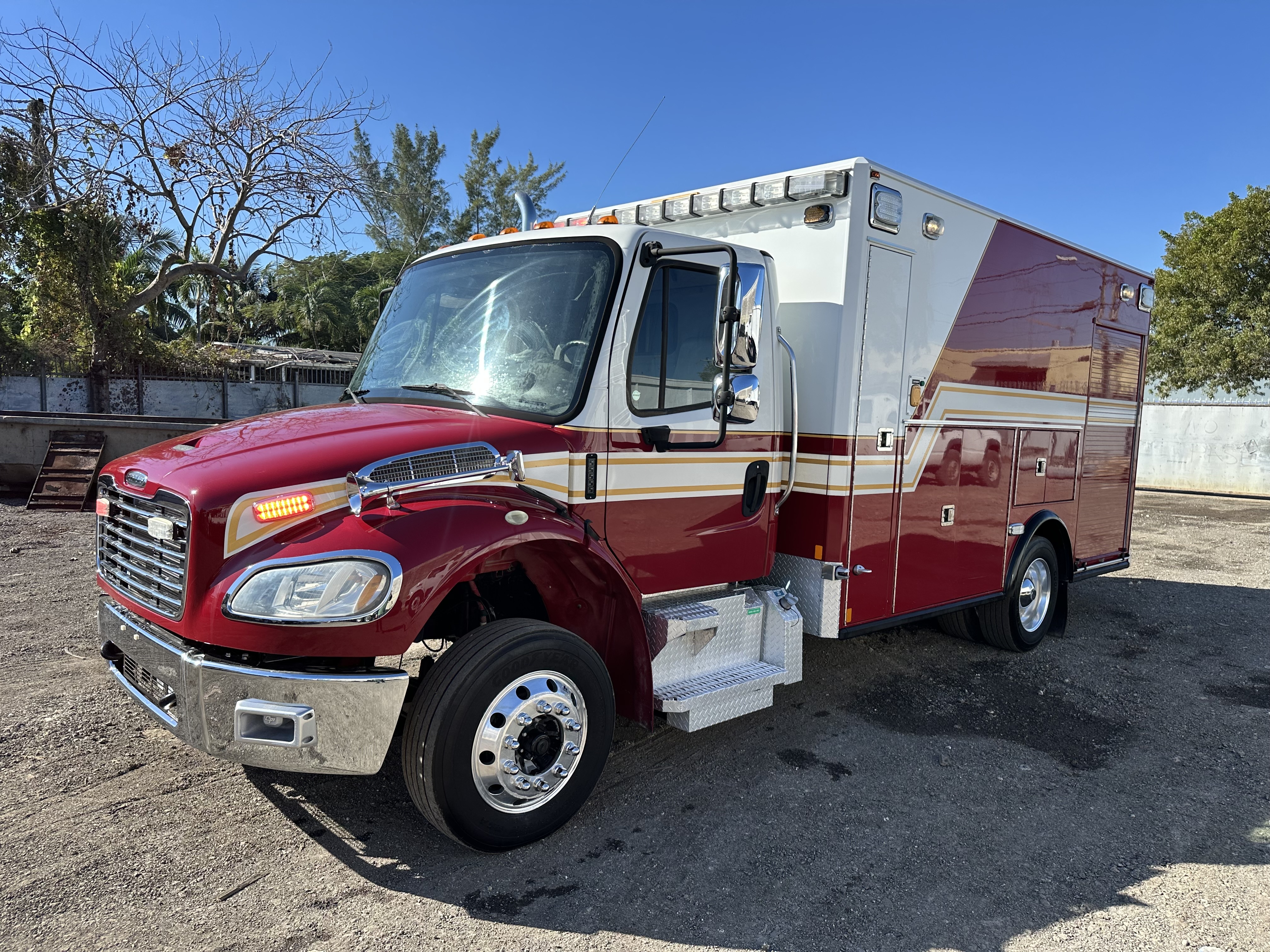 2015 FREIGHTLINER M2 in Miami, FL