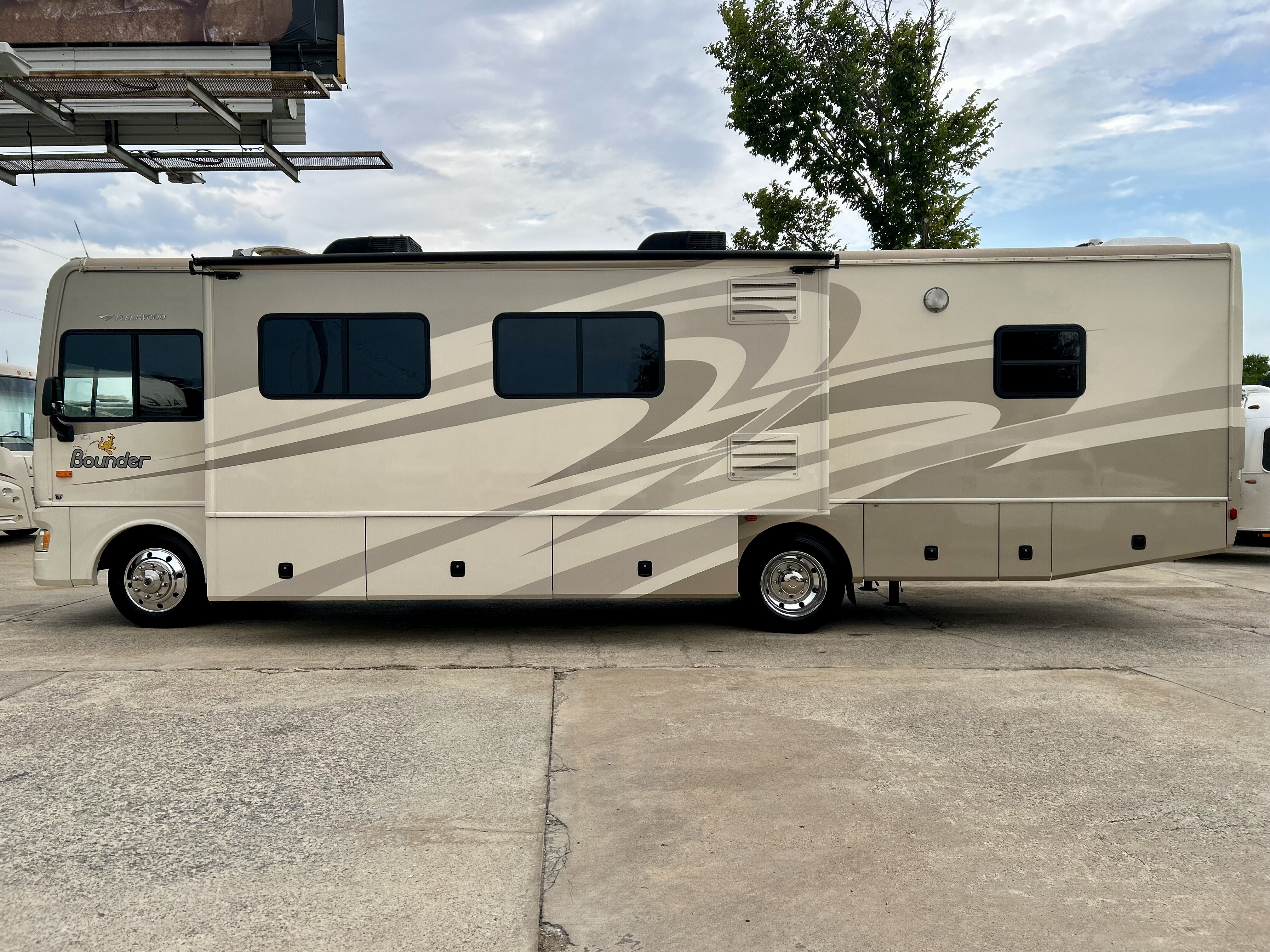 2007 Fleetwood Bounder 35E in royse city TX