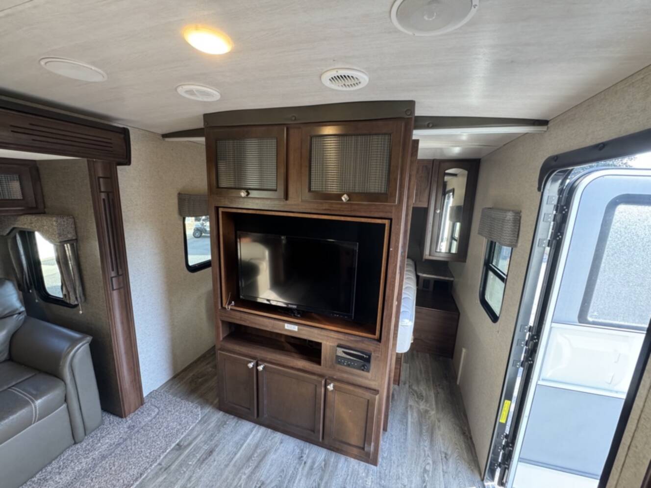 A photo of this 2017 Heartland NORTH TRAIL CALIBER 27RBDS