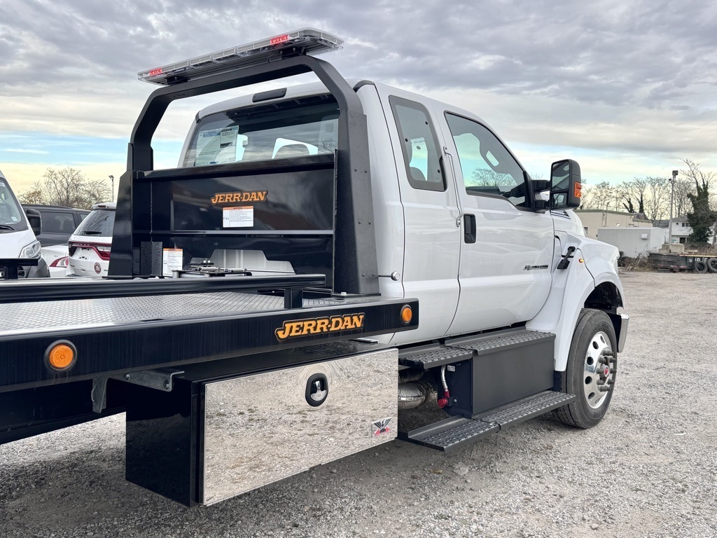 2025 FORD F750 in Inwood, NY