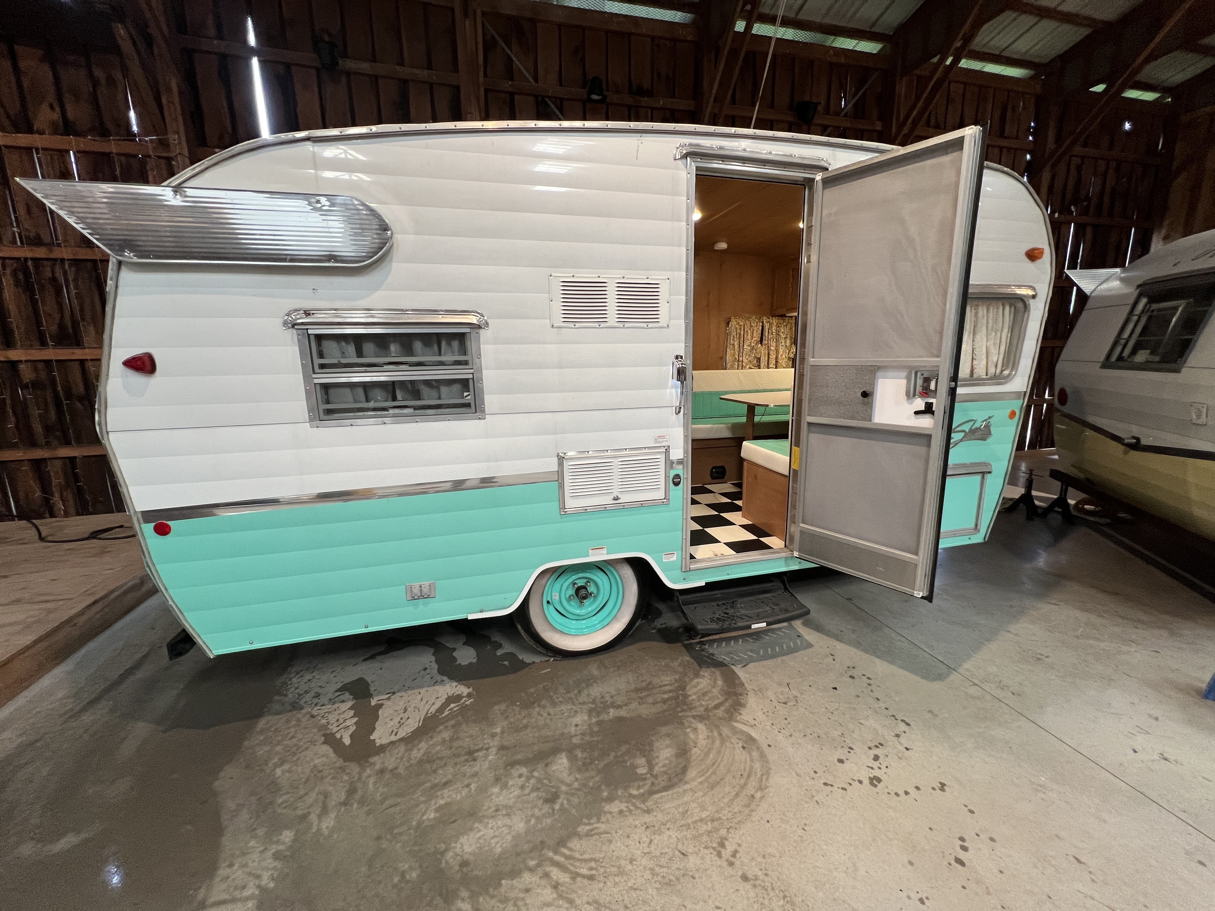 Shasta Airflyte Caravan Trailer 1961 USA American 1:24 Diecast