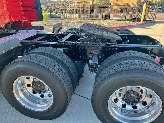 2022 Volvo Truck VNL photo 3