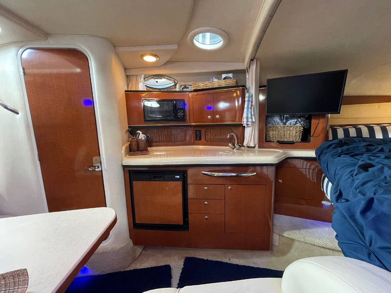 A photo of this 2002 Sea Ray 300 SUNDANCER