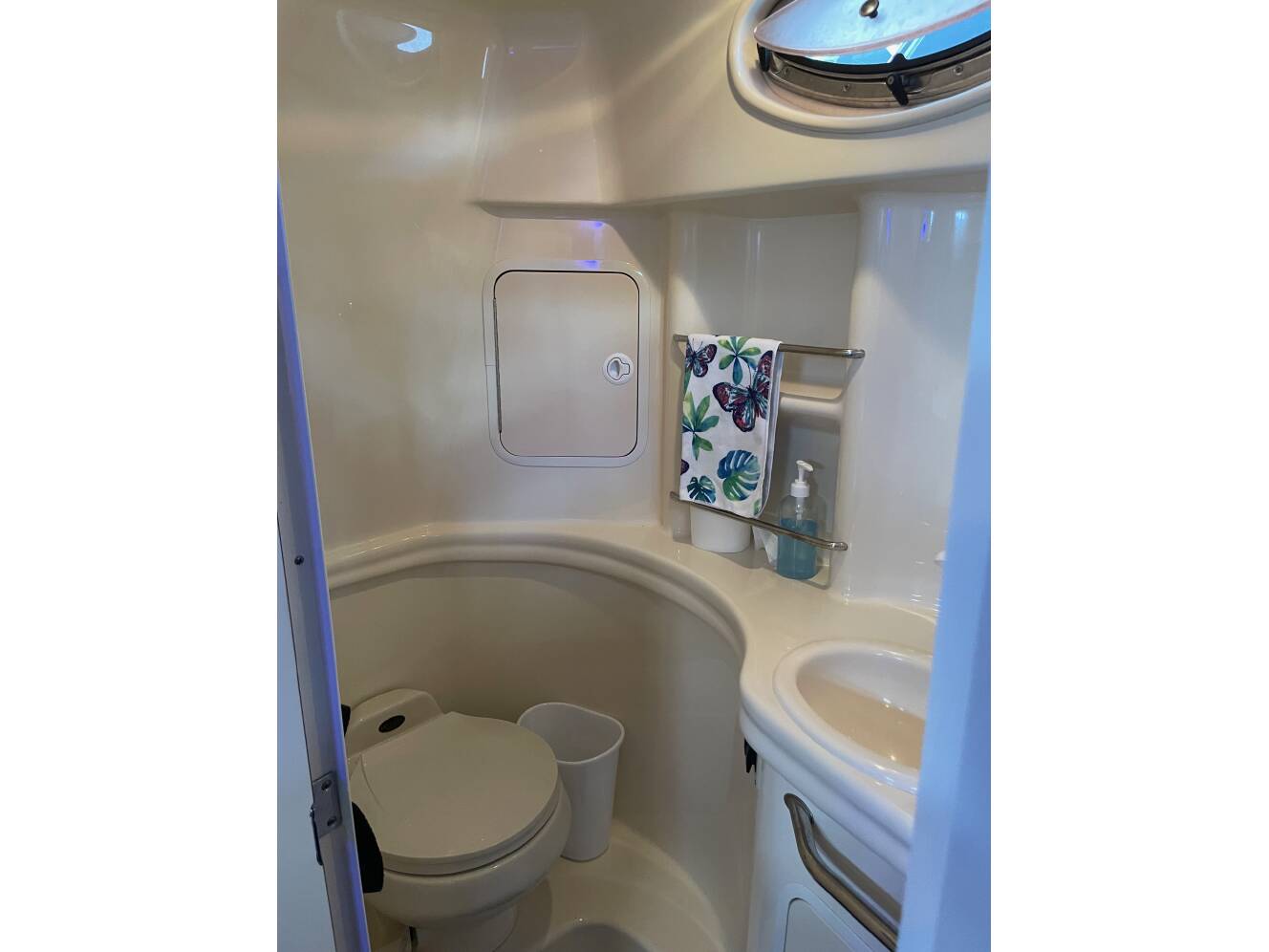 A photo of this 2002 Sea Ray 300 SUNDANCER