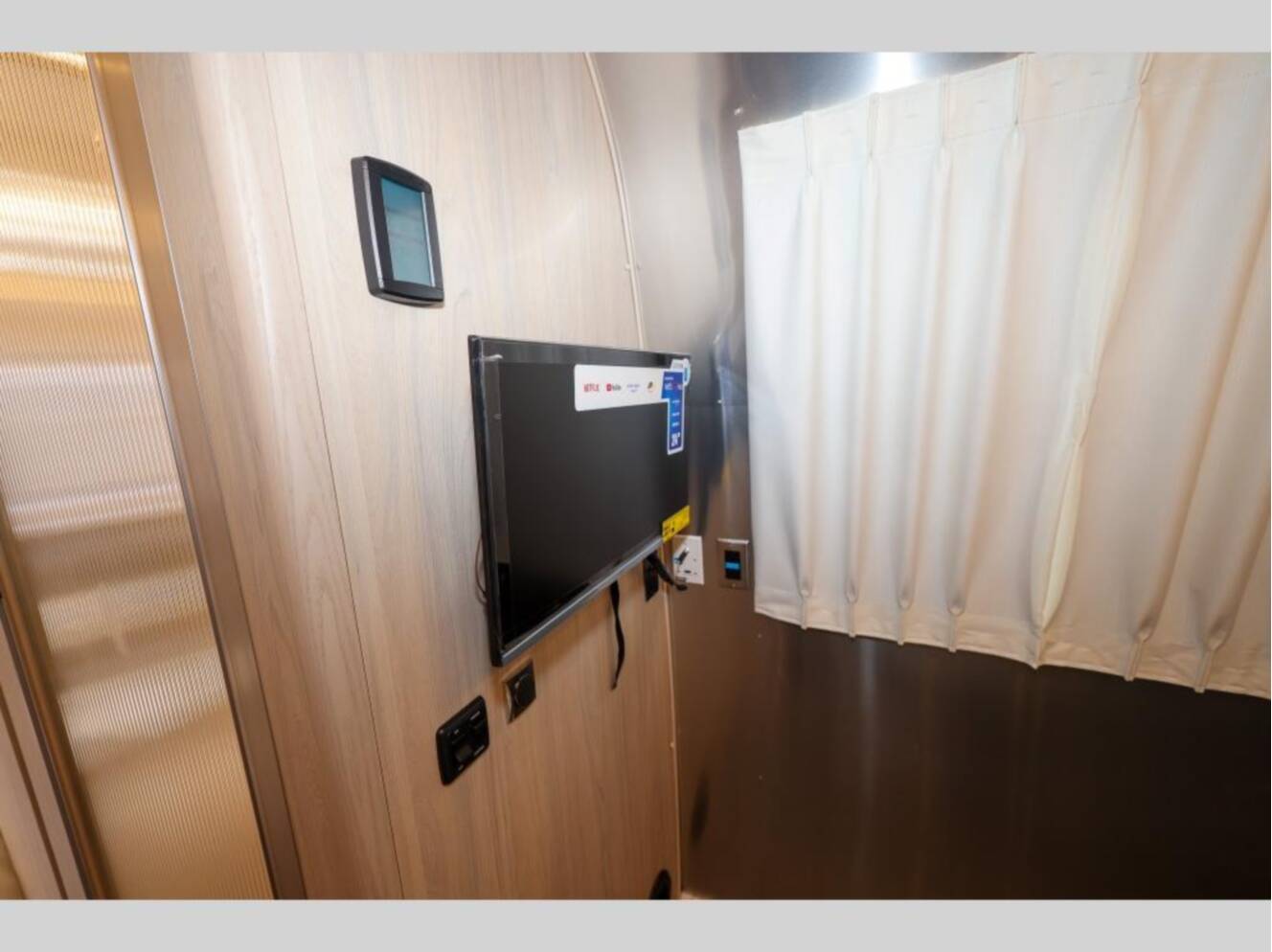 A photo of this 2026 Airstream Globetrotter 25FBQ