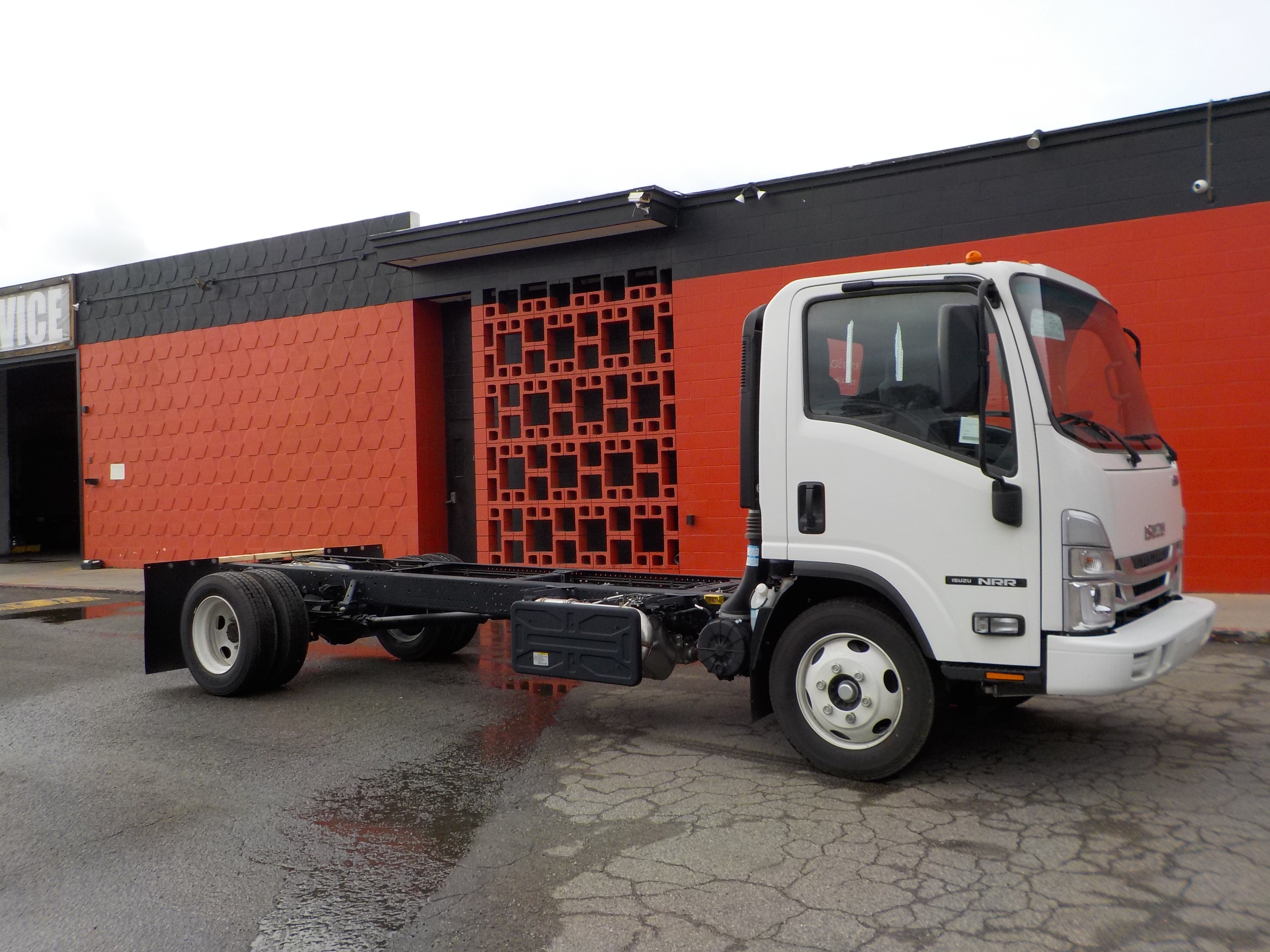 2024 ISUZU NRR in Corona, CA