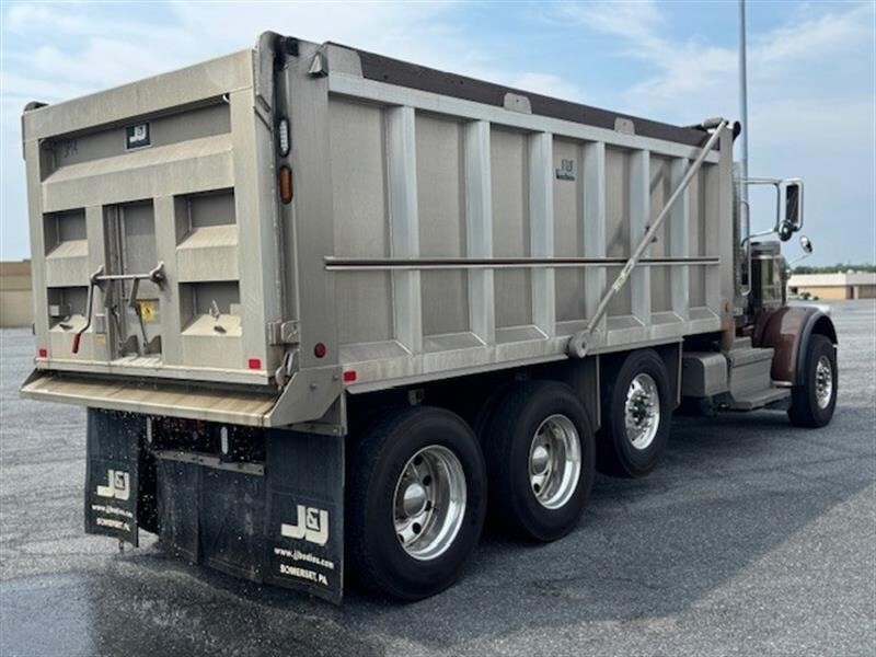 2023 Peterbilt 389 photo 4