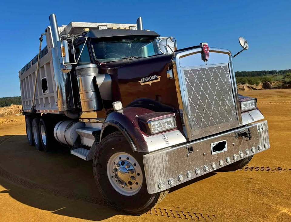 2000 KENWORTH W900 in Hollywood, FL
