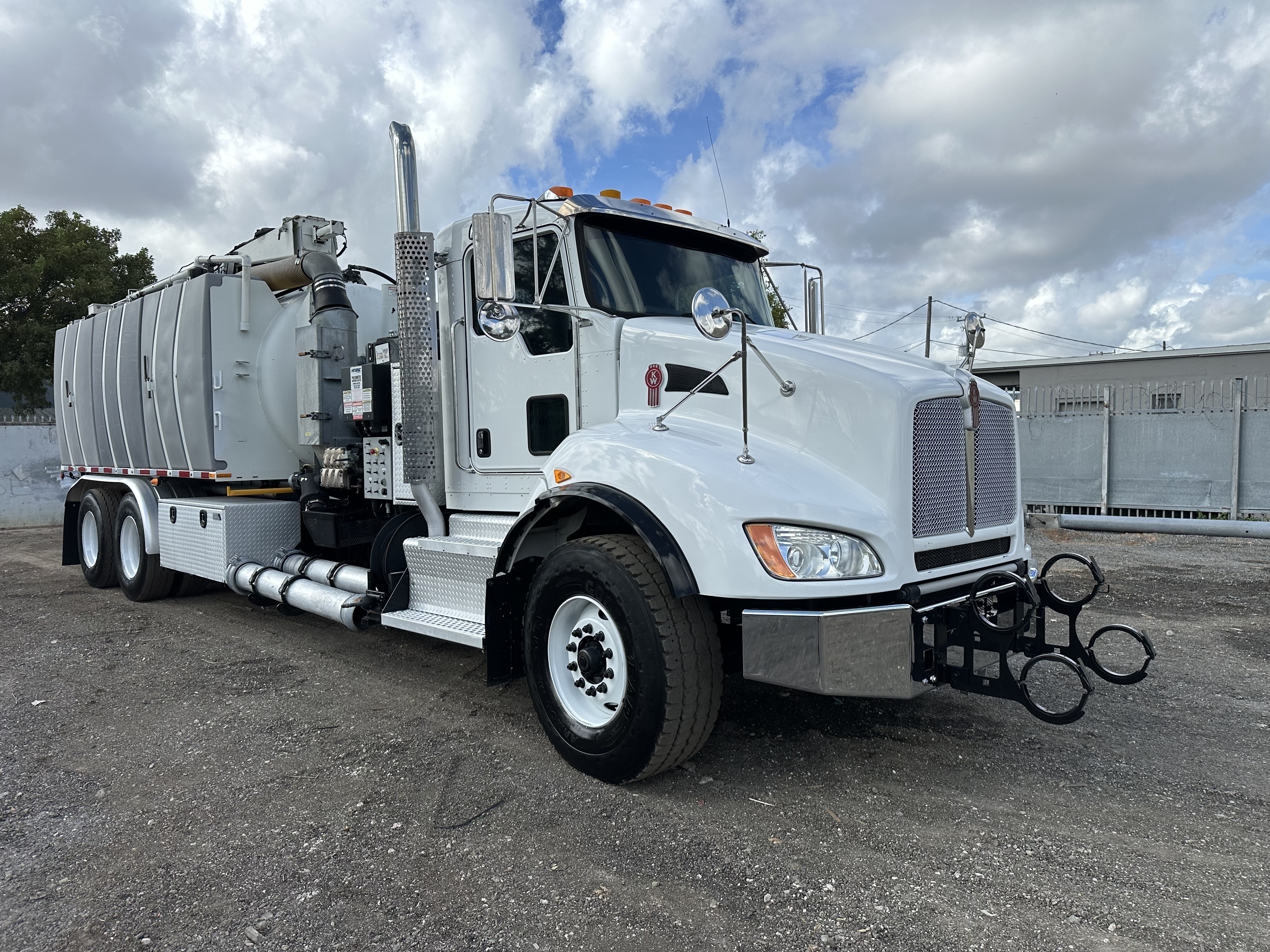 2017 FREIGHTLINER T400 in Miami, FL