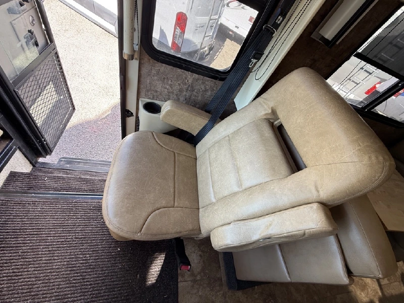 2012 TIFFIN MOTORHOMES ALLEGRO BREEZE 28BR