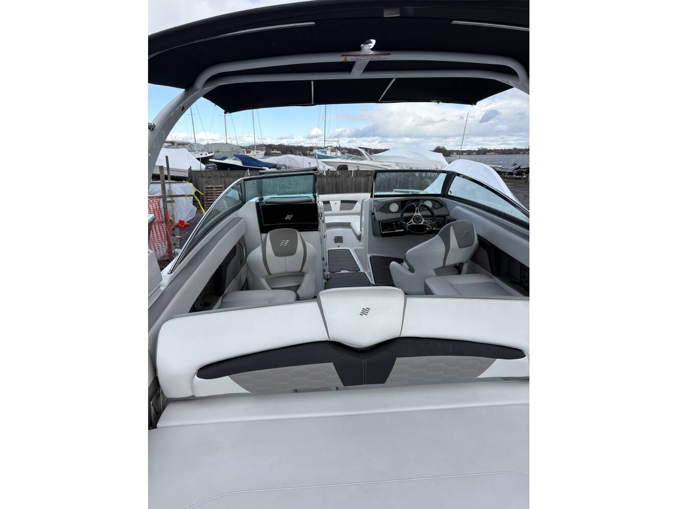 A photo of this 2022 Four Winns H-Series Ob