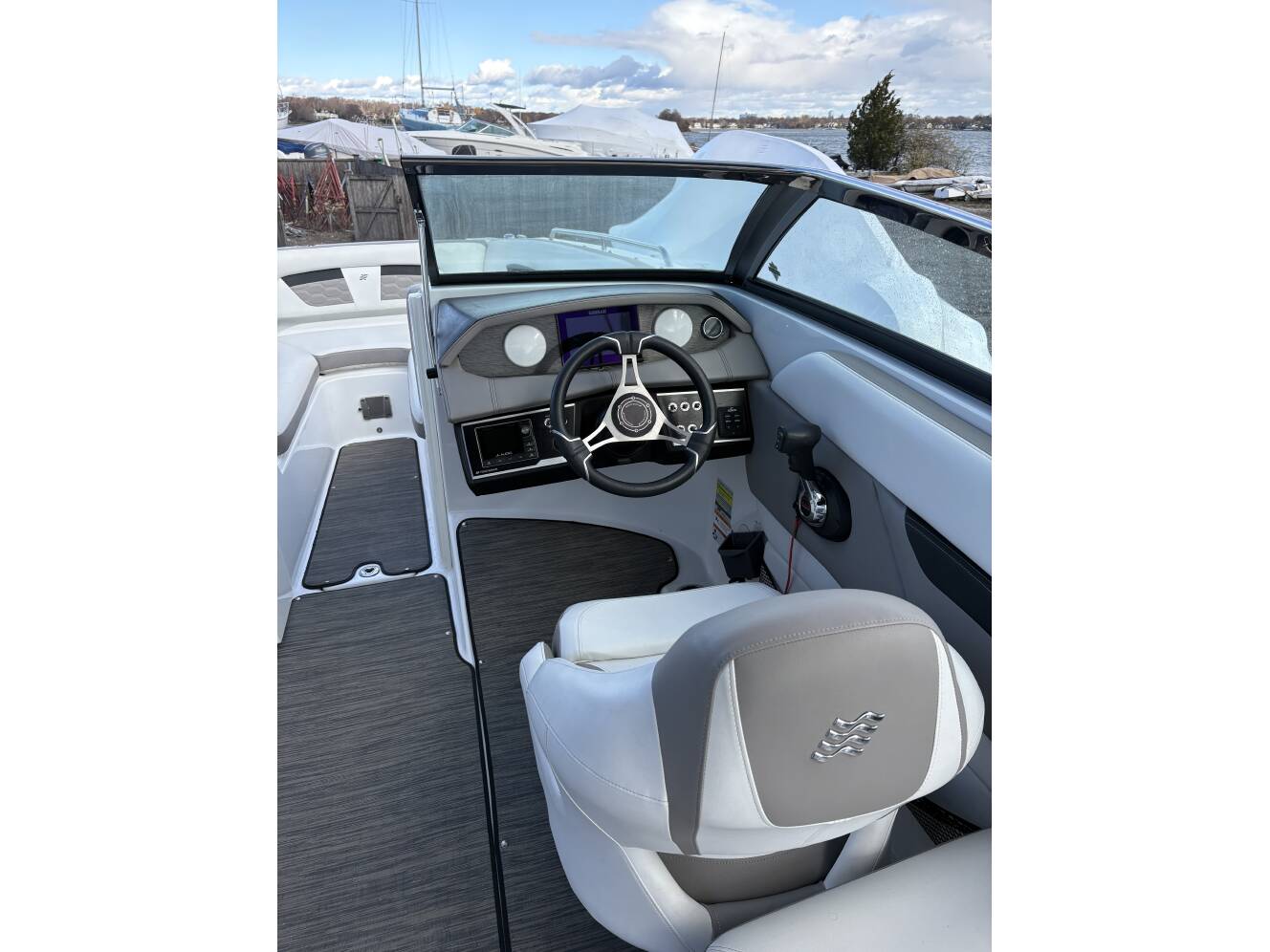 A photo of this 2022 Four Winns H-Series Ob
