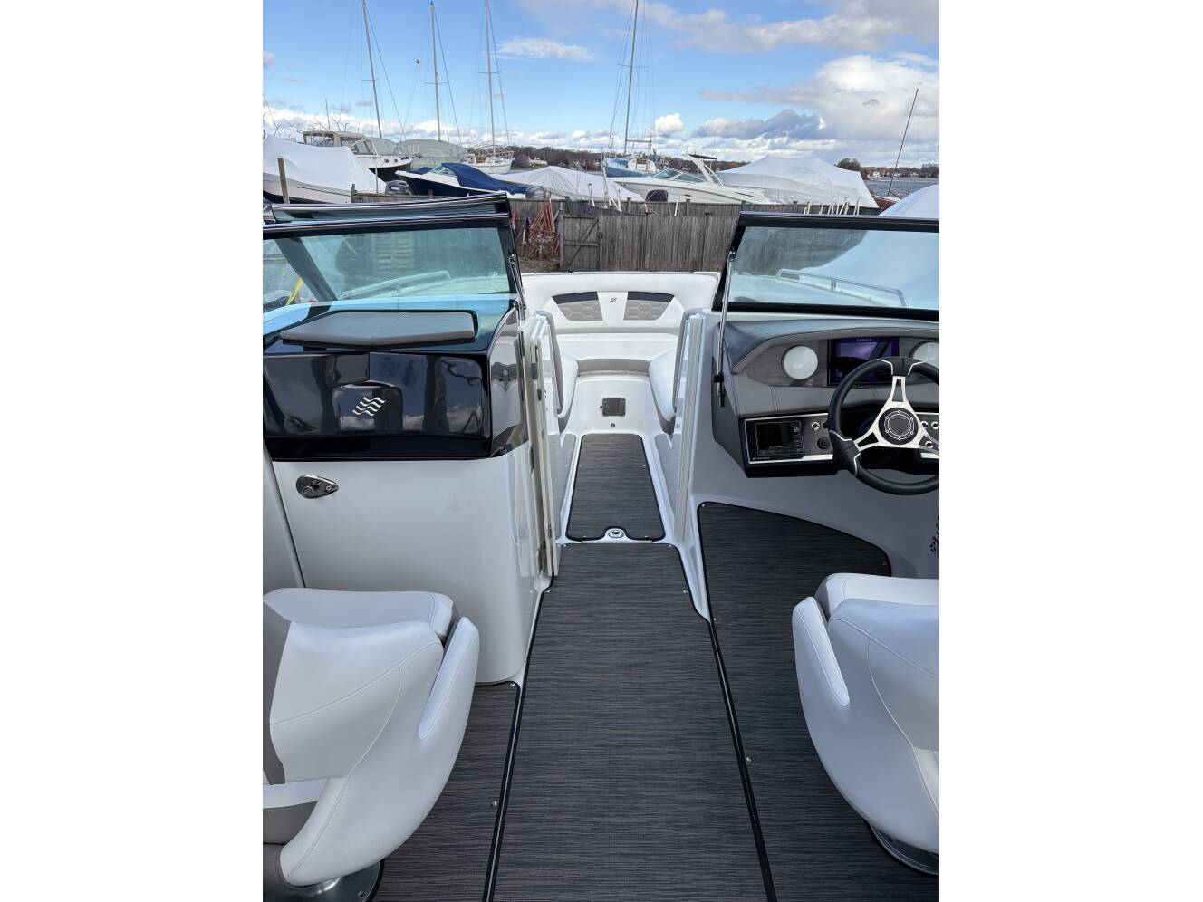 A photo of this 2022 Four Winns H-Series Ob