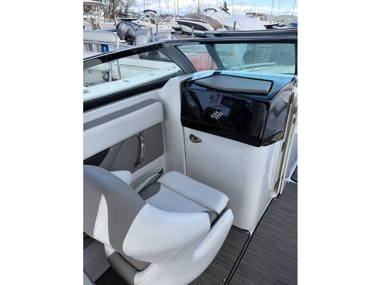 A photo of this 2022 Four Winns H-Series Ob