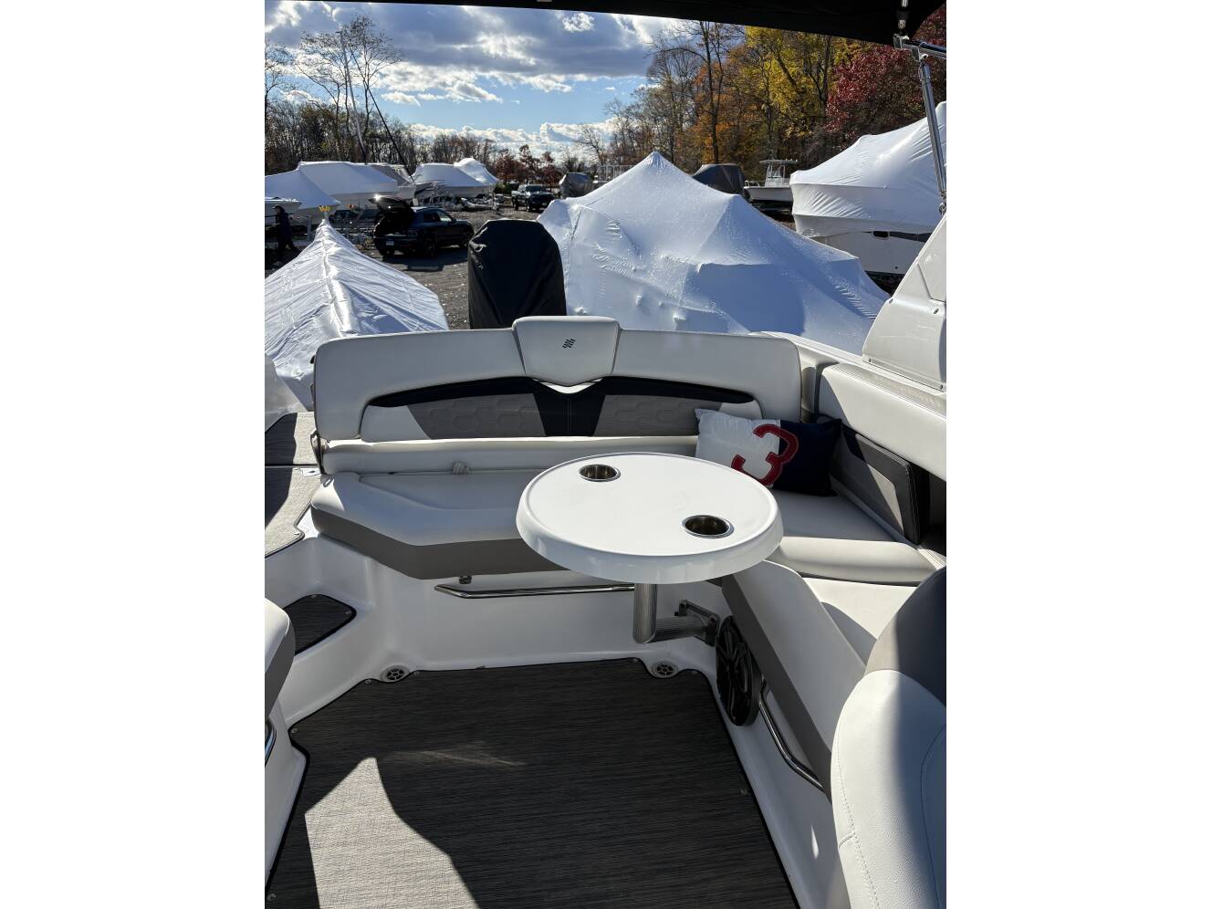 A photo of this 2022 Four Winns H-Series Ob